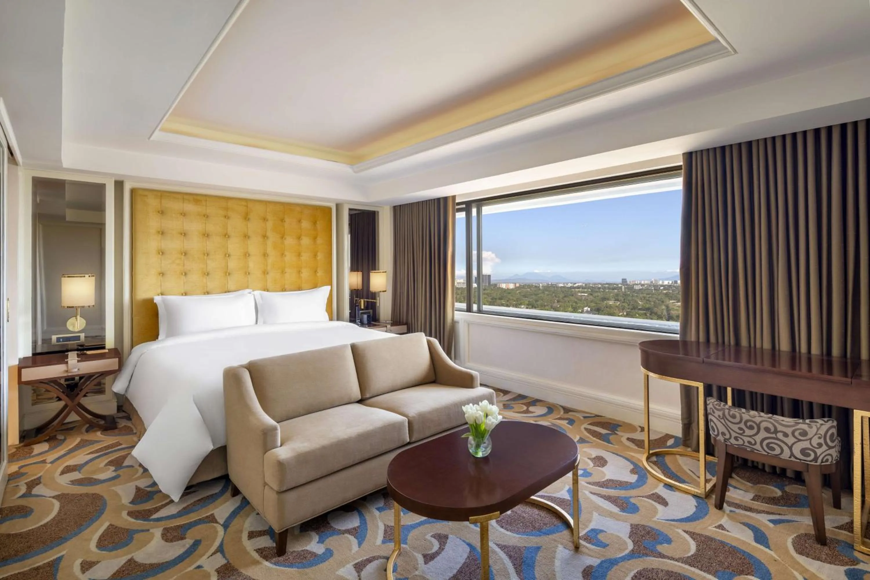 Photo of the whole room, Bed in Dusit Thani Manila