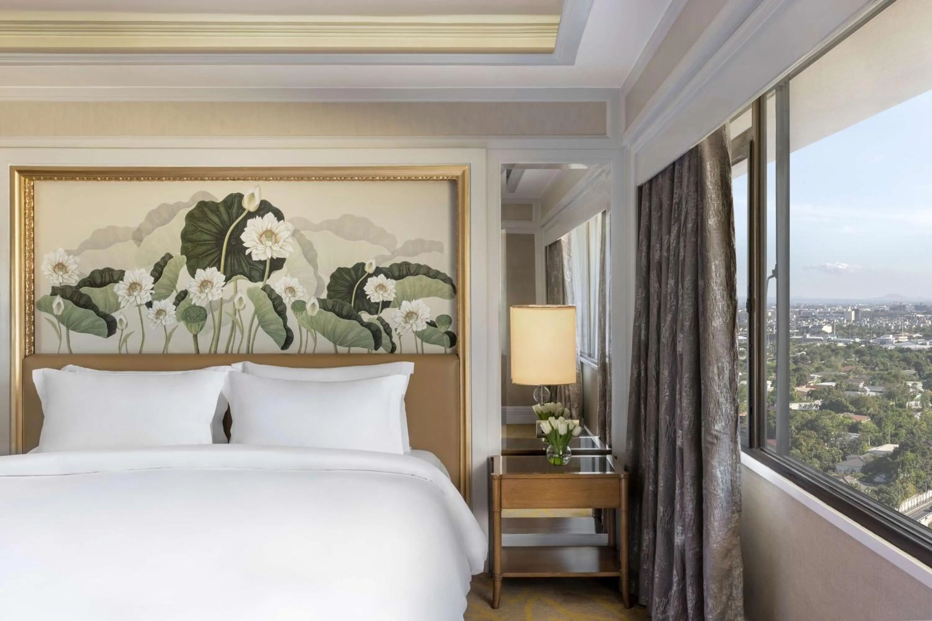 Bedroom, Bed in Dusit Thani Manila