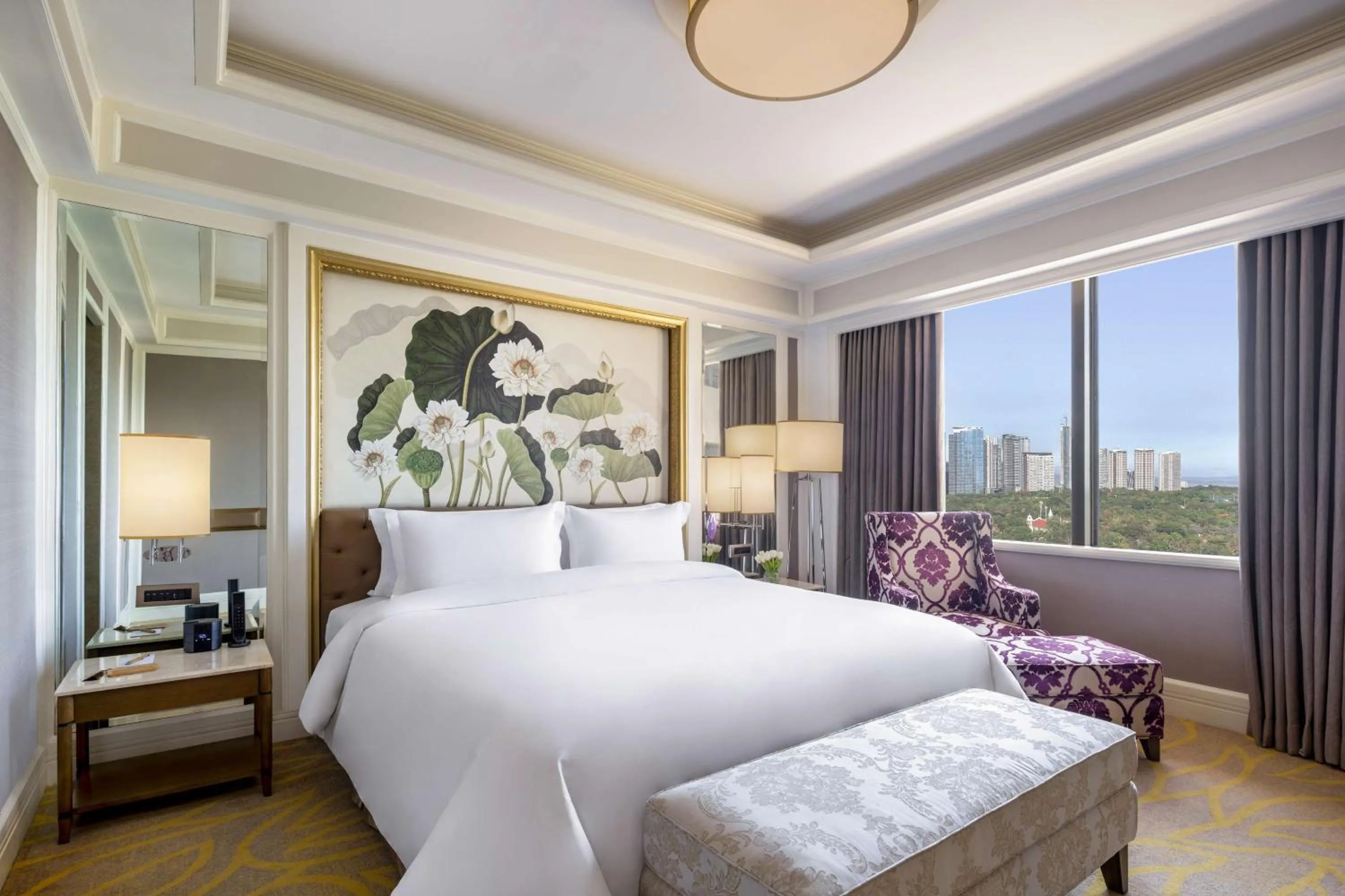 Photo of the whole room, Bed in Dusit Thani Manila