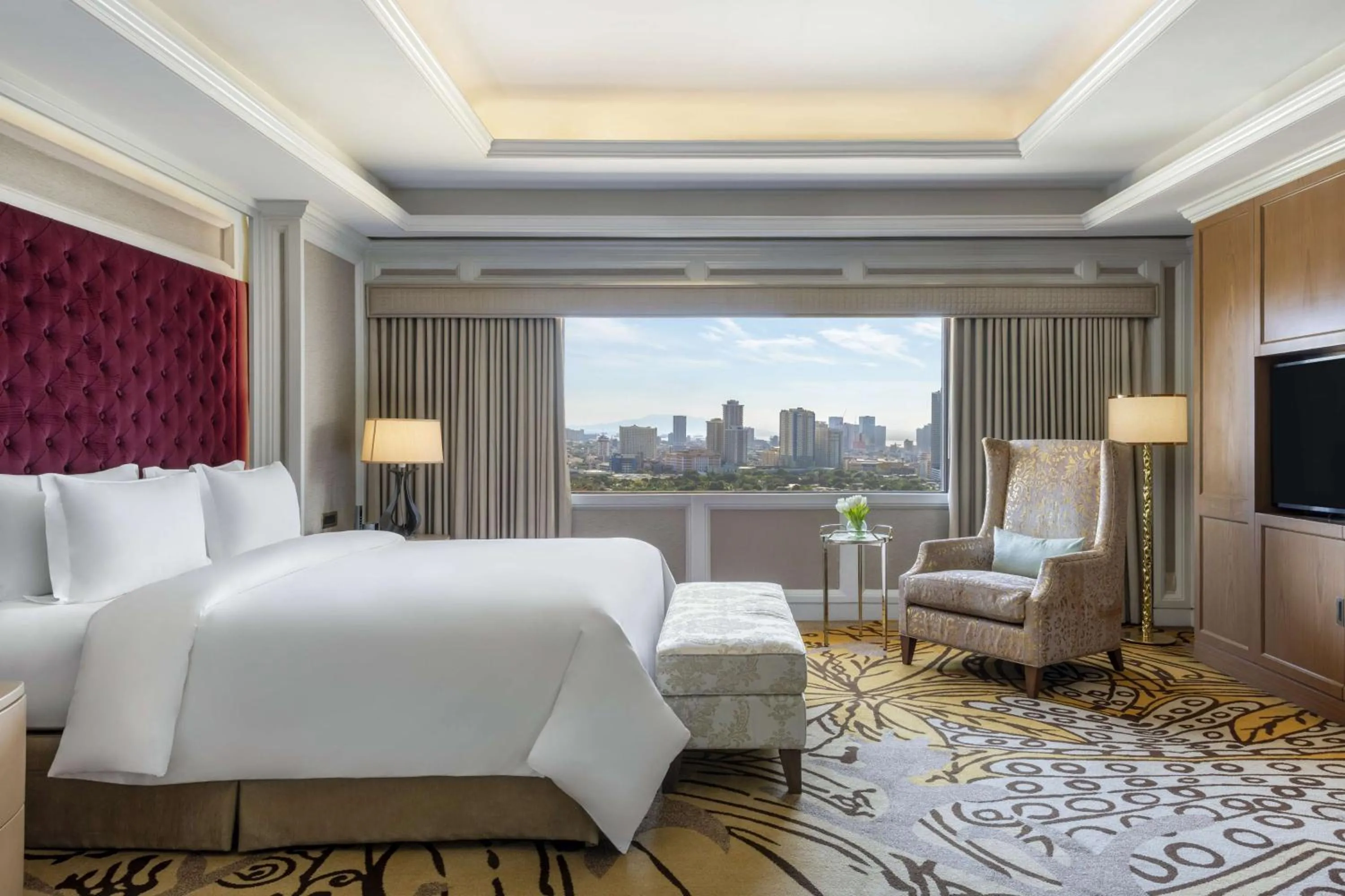 Photo of the whole room, Bed in Dusit Thani Manila