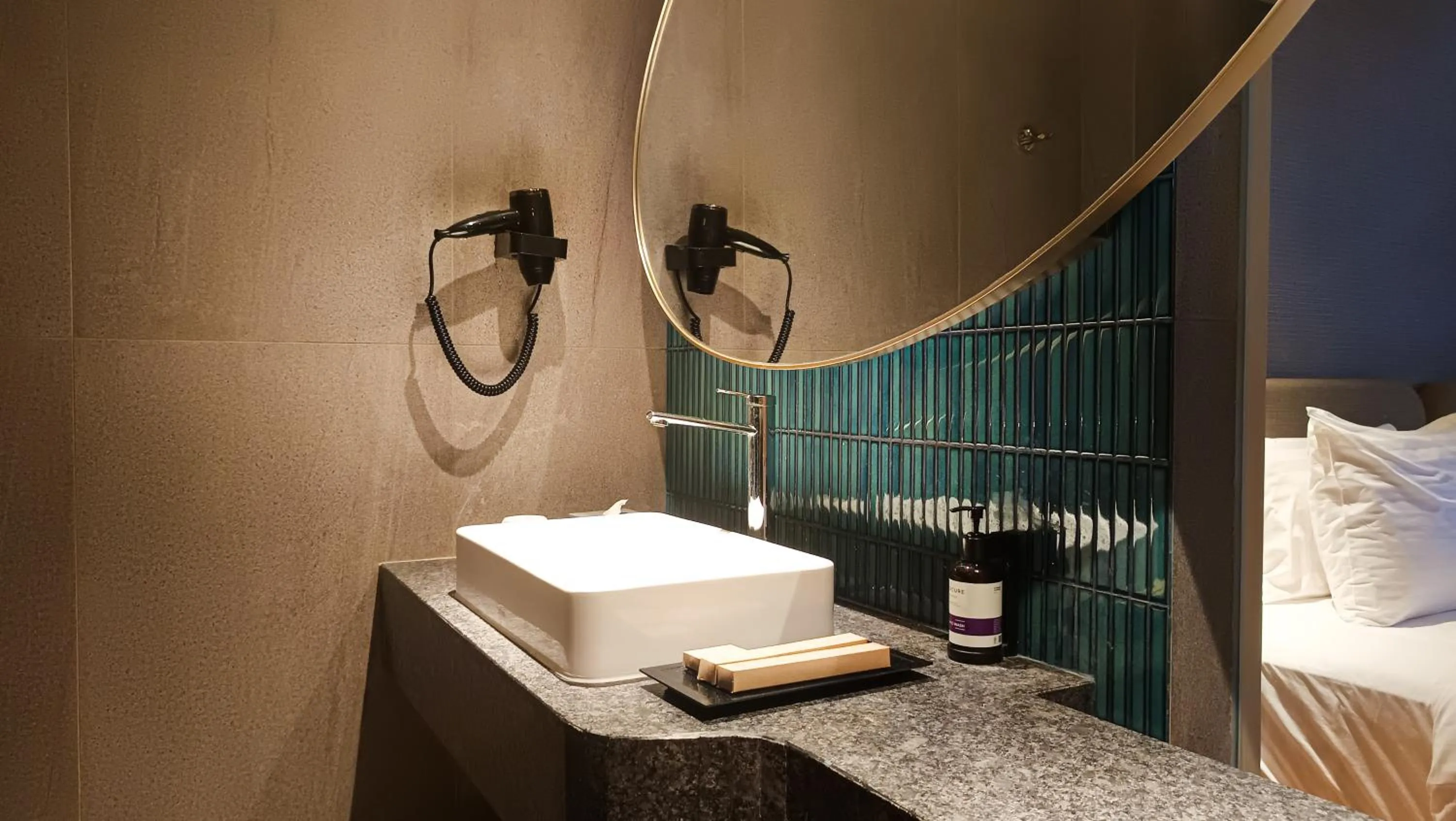 Bathroom, Bed in Mercure Surabaya Grand Mirama