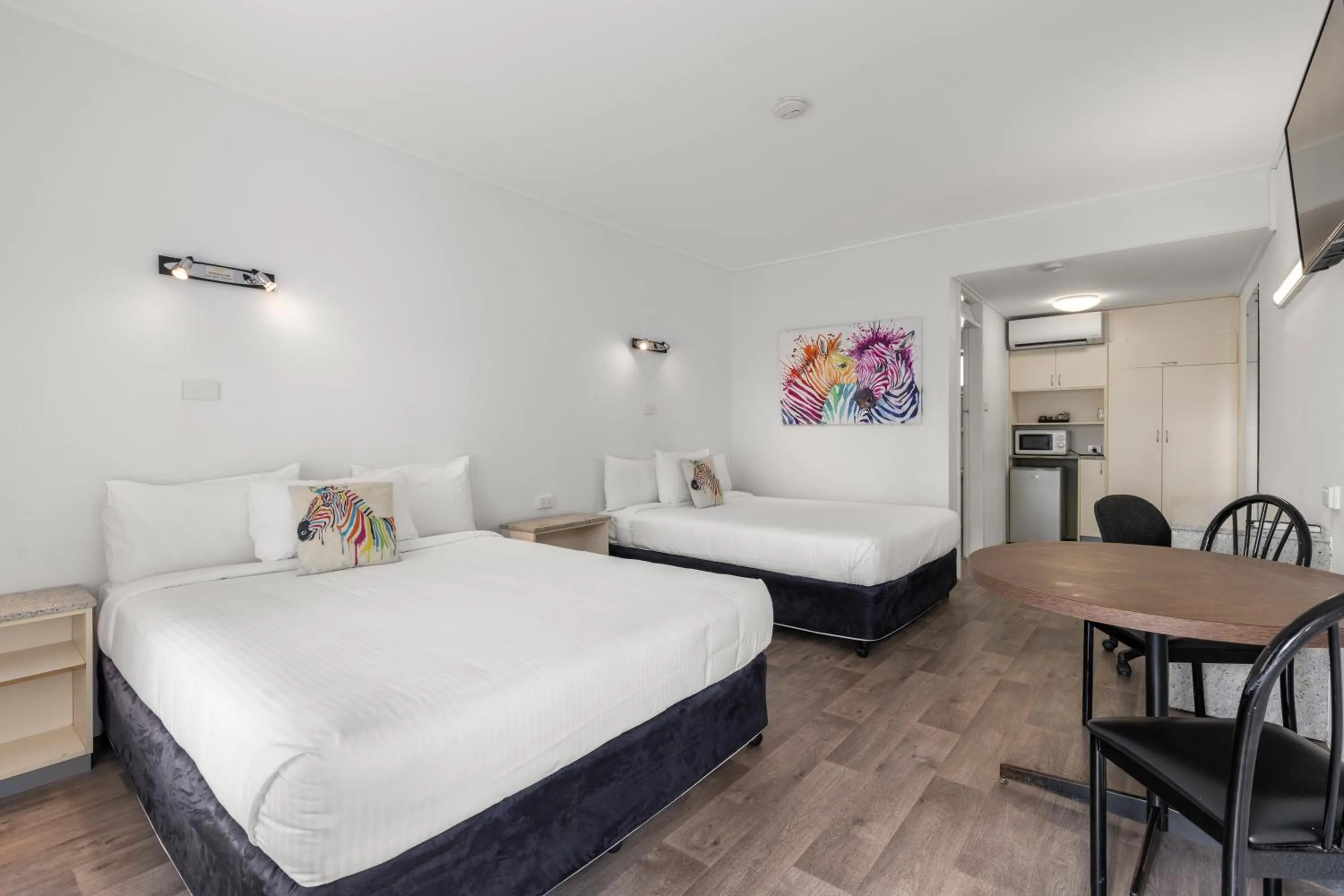 View (from property/room), Bed in Zebra Motel