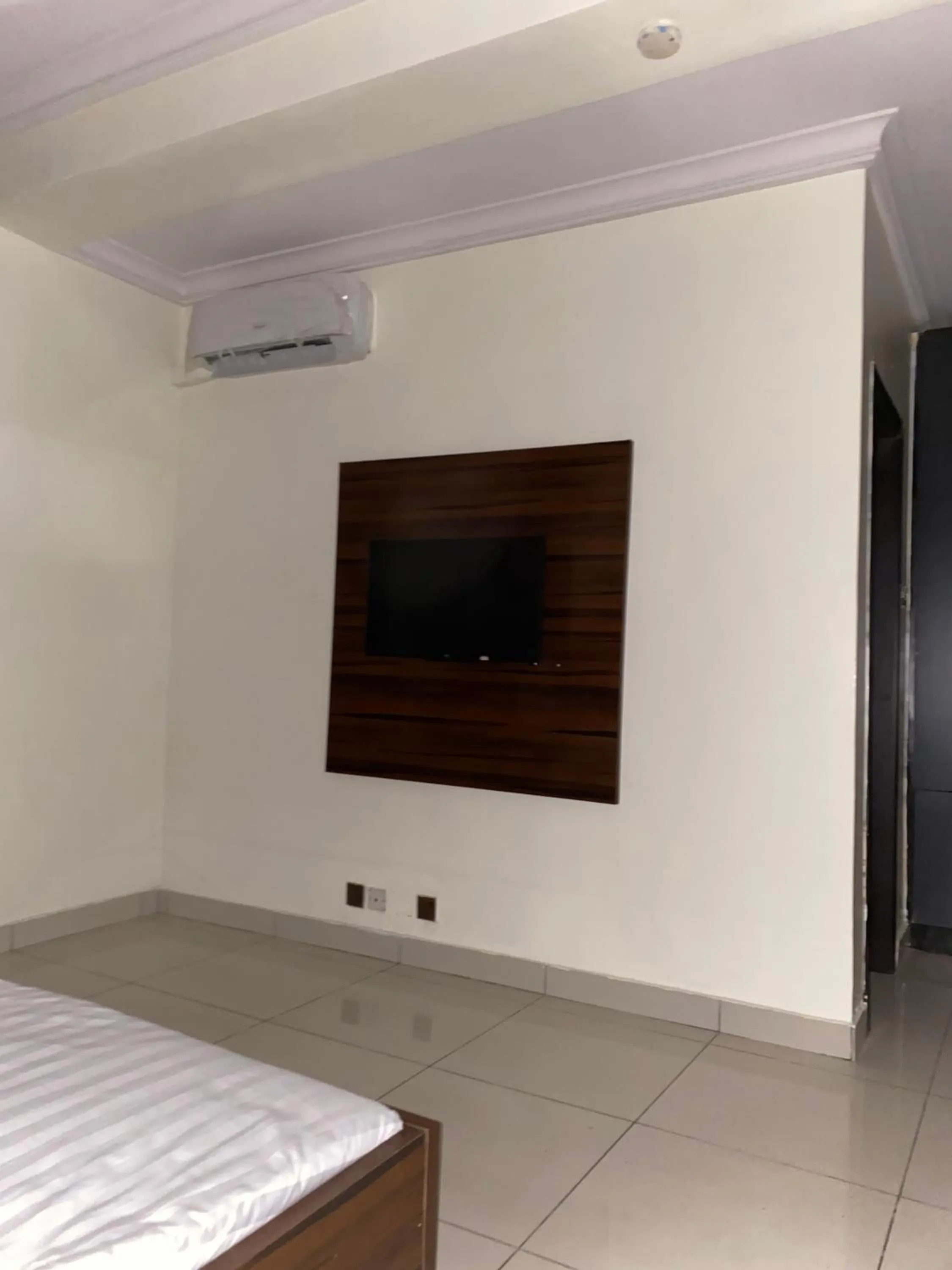 TV and multimedia, Bed in Posh Hotel and Suites Victoria Island