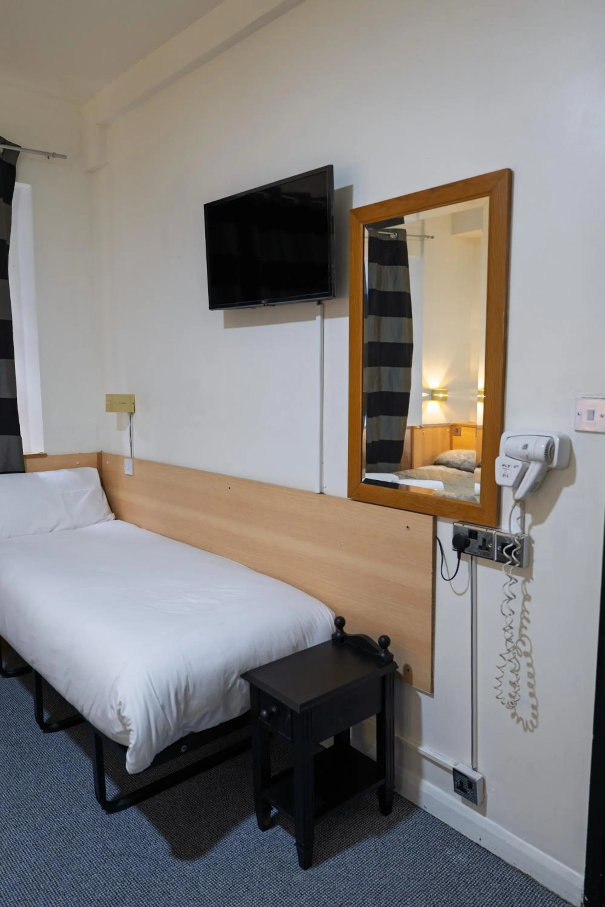 Photo of the whole room, Bed in St George Hotel Paddington