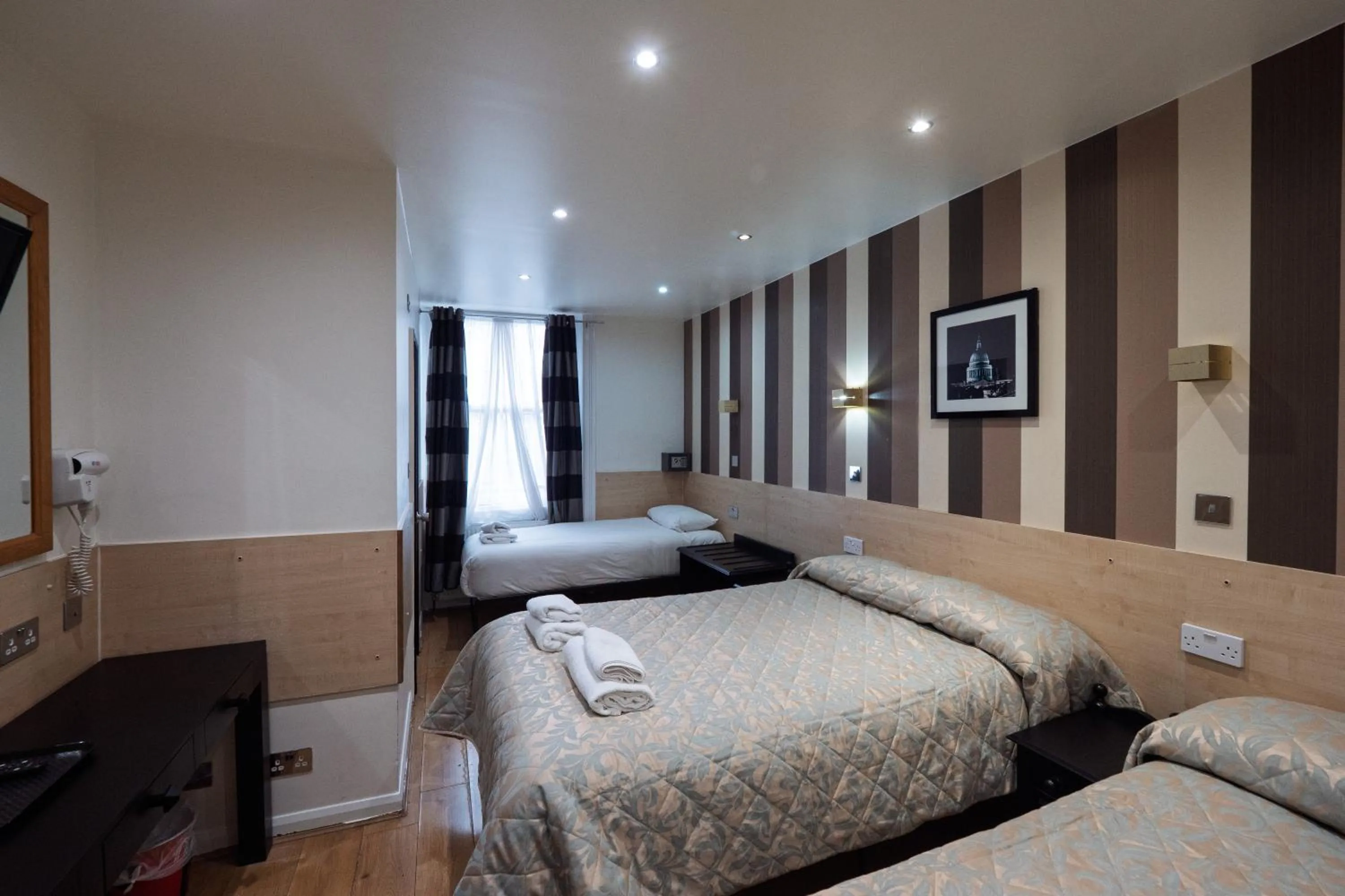 Bedroom, Bed in St George Hotel Paddington