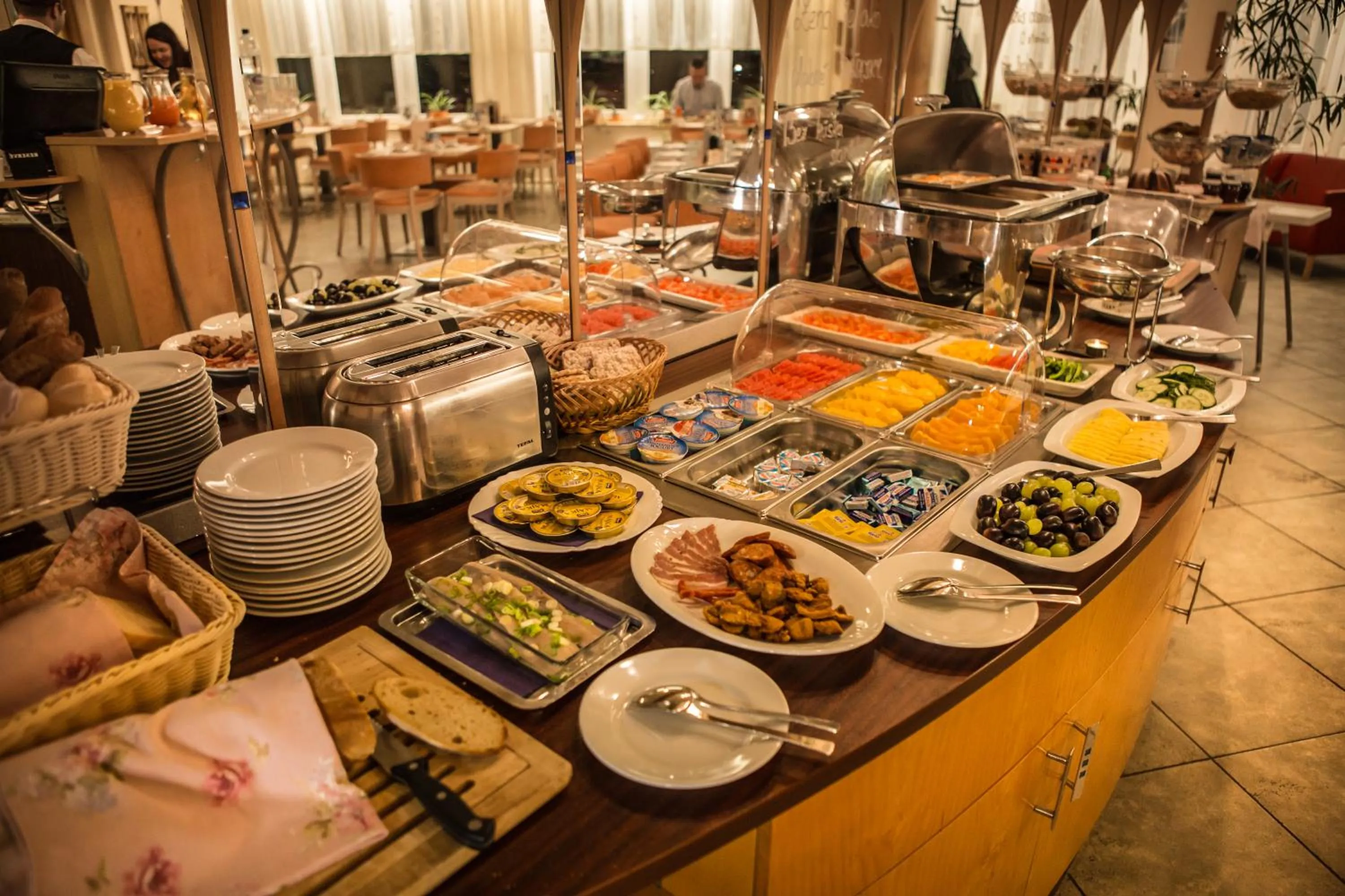 Restaurant/places to eat in Hotel SET