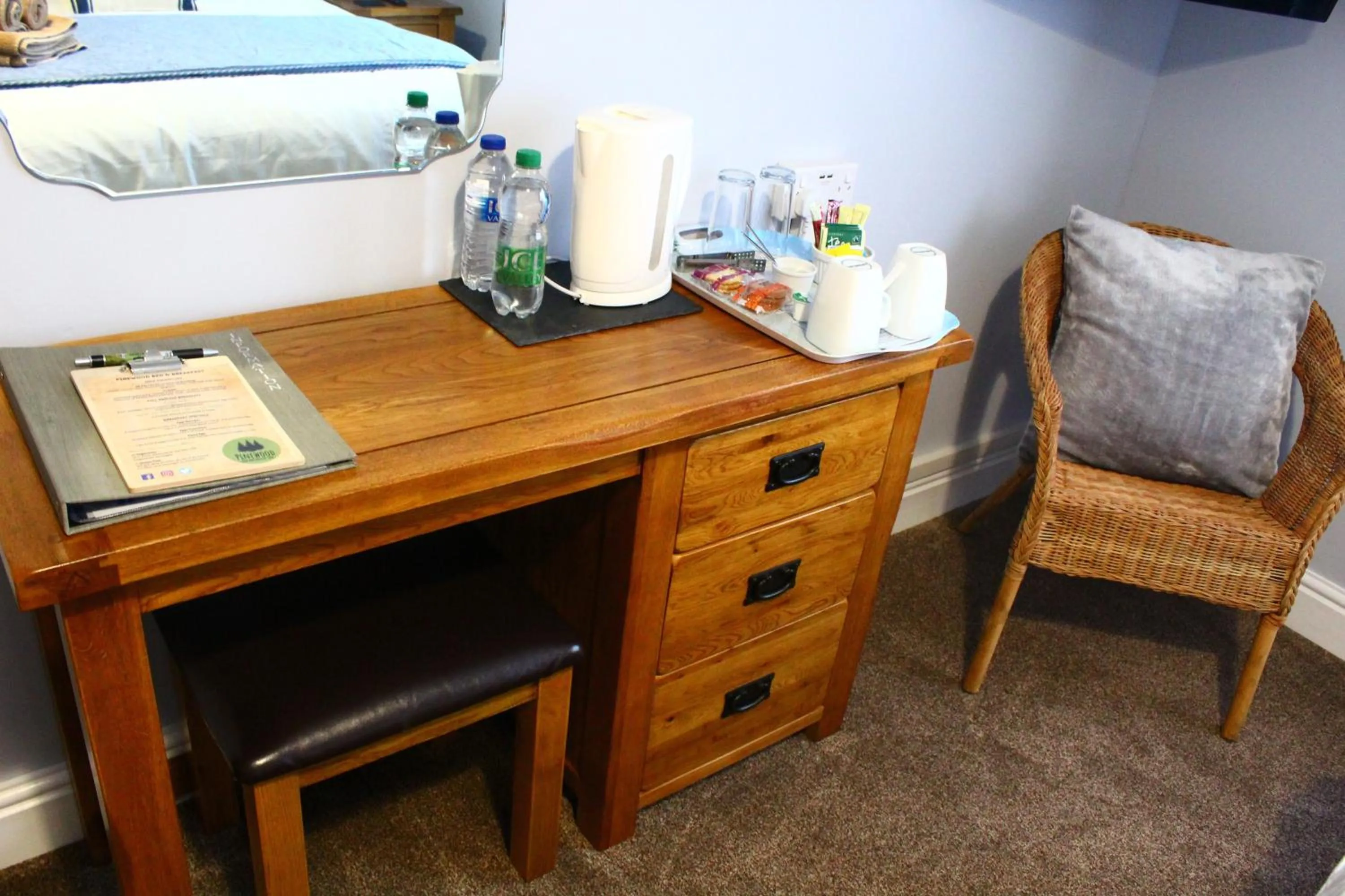 Coffee/tea facilities, Bed in Pinewood B&B