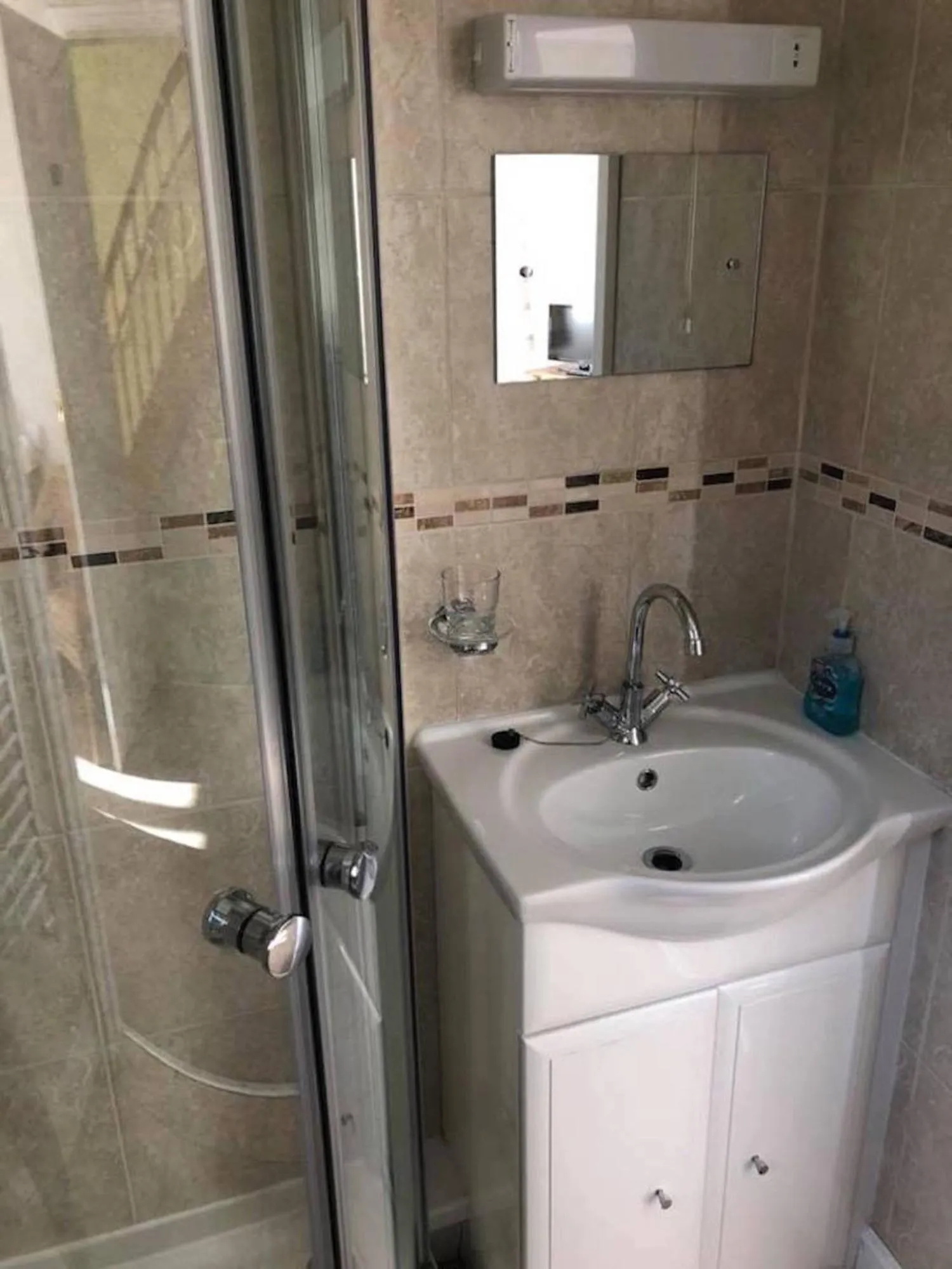 Shower in Pinewood B&B