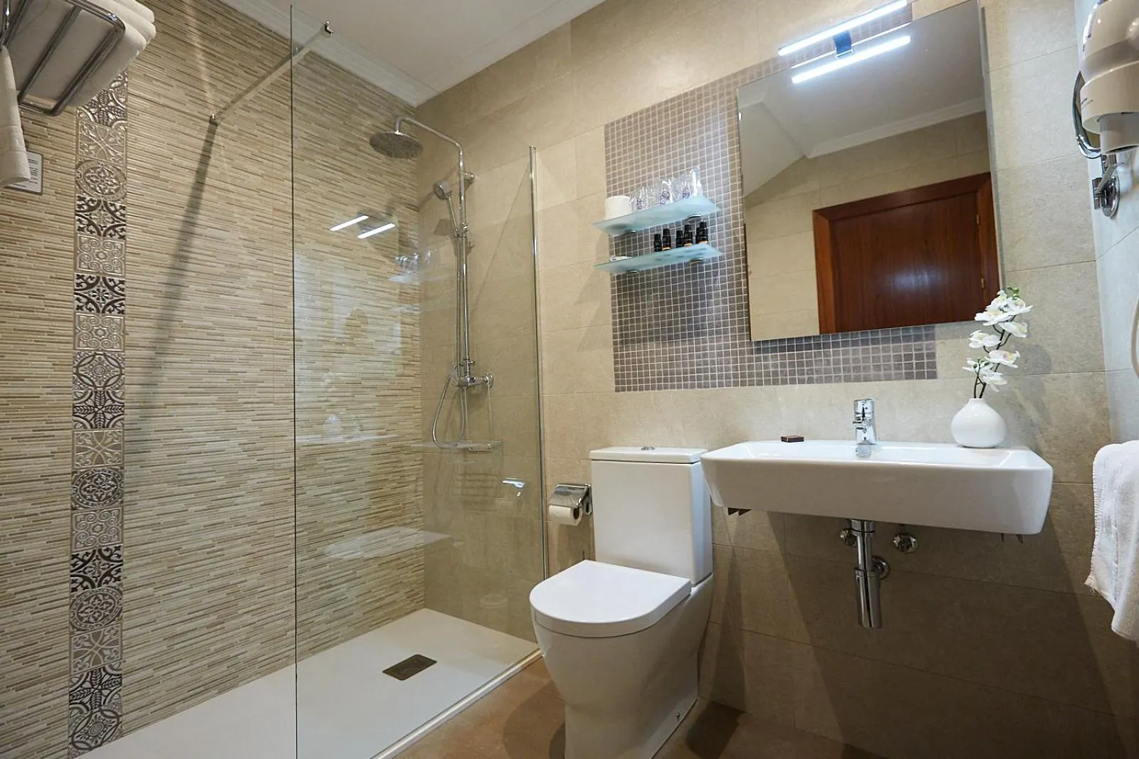 Shower in Hotel Ribadesella Playa