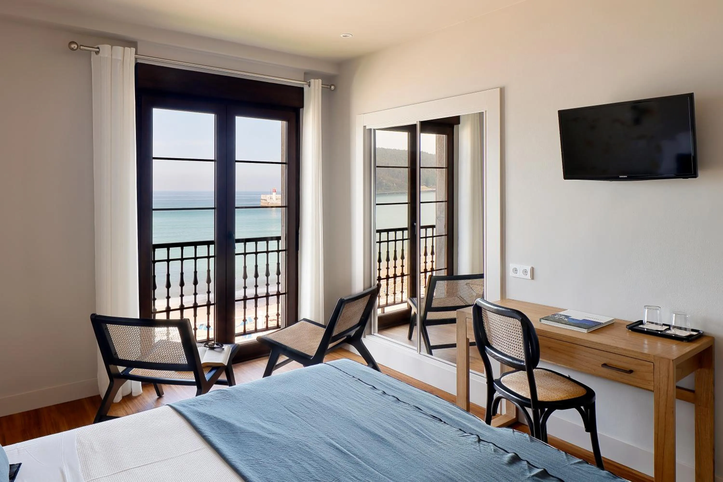 Balcony/Terrace, Bed in Hotel Ribadesella Playa