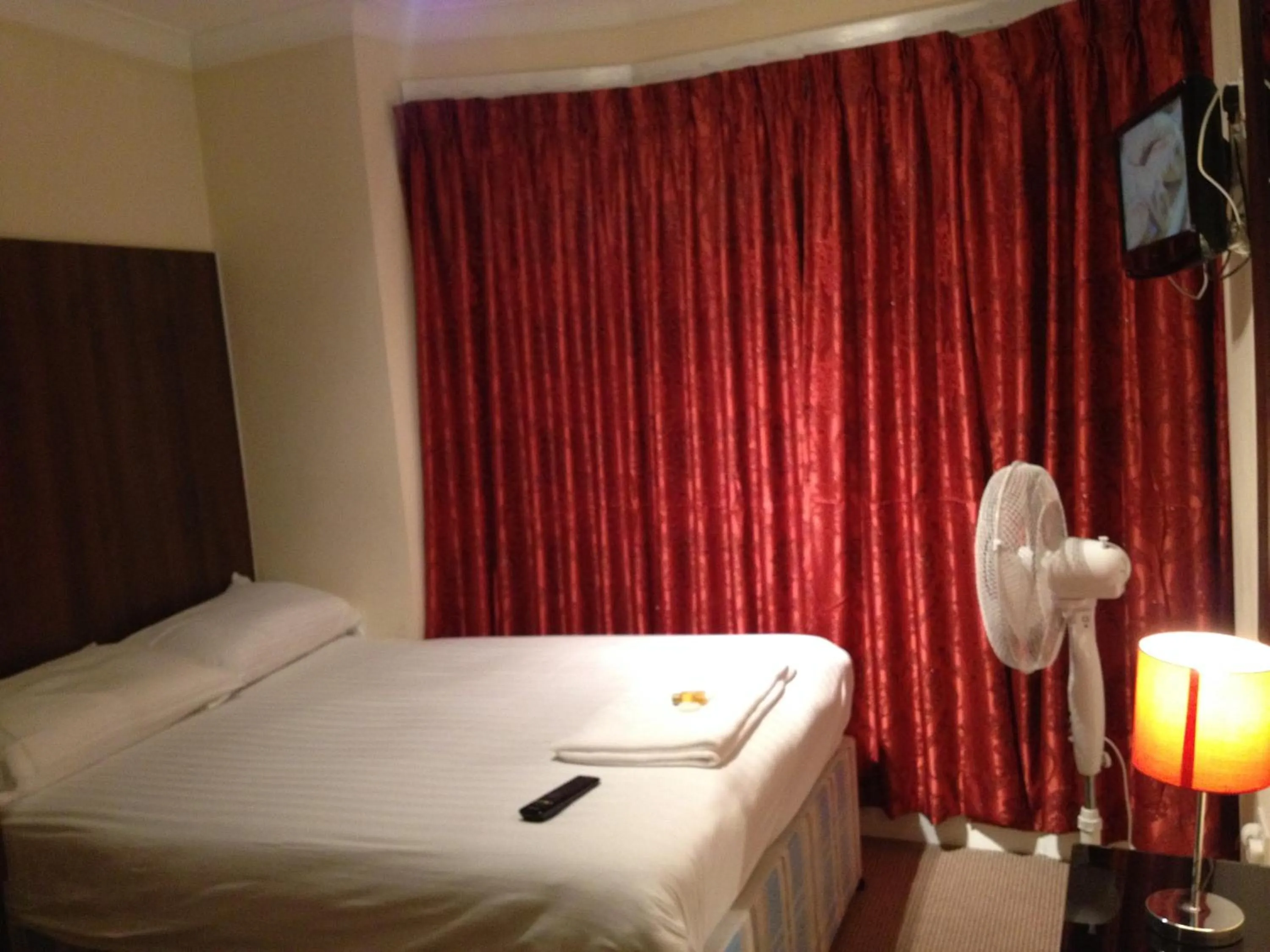 Photo of the whole room, Bed in City Lodge London