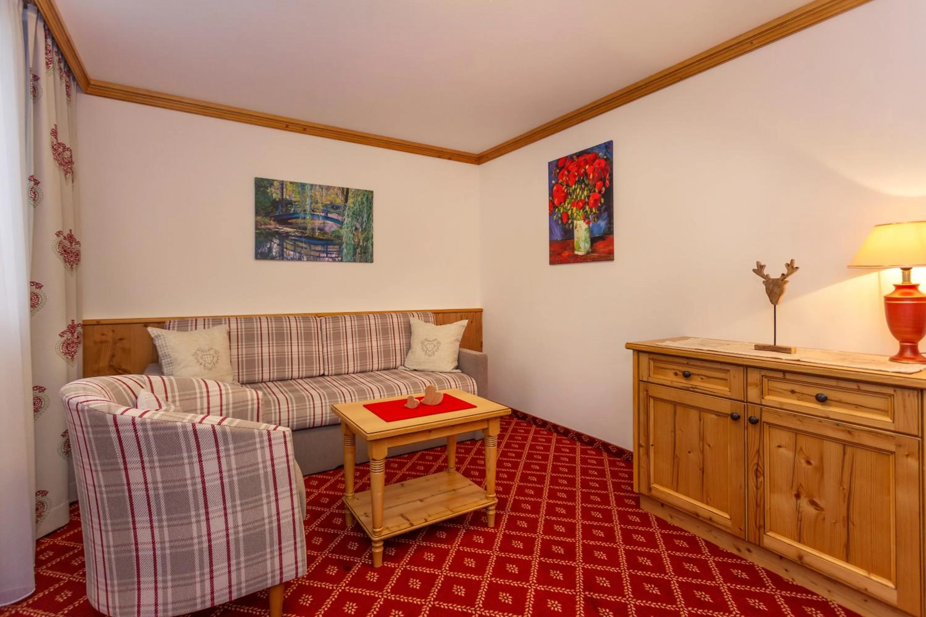 Living room, Bed in Hotel Gondel