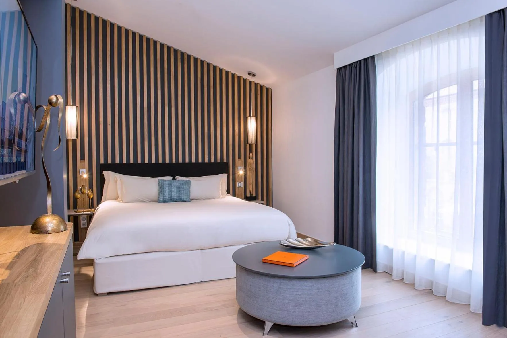 Photo of the whole room, Bed in Château De Massillan