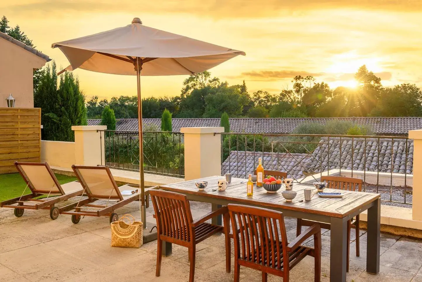 Suite Apartment in Château De Massillan Suite Apartment in Château De Massillan