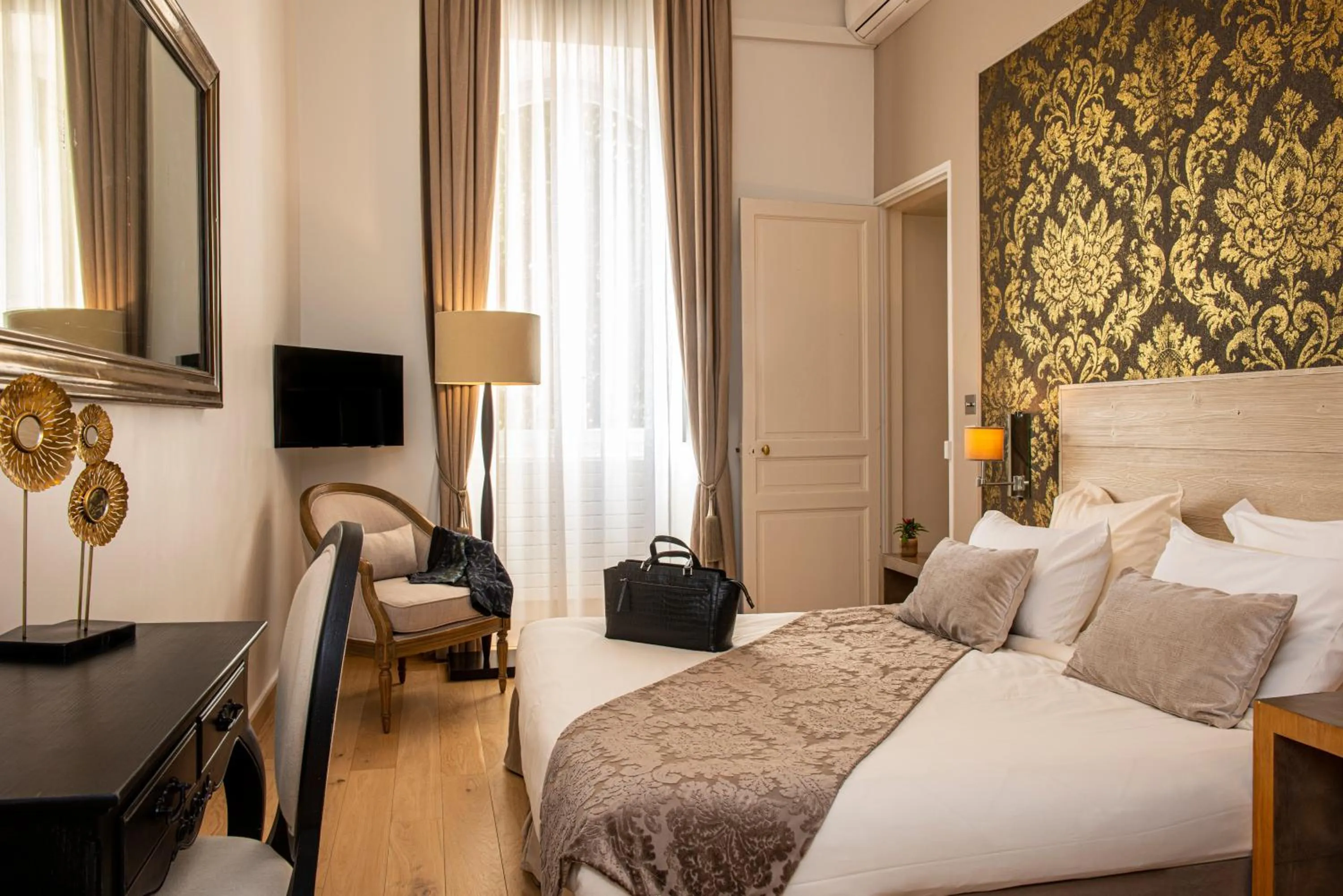 Bedroom, Bed in Château De Massillan