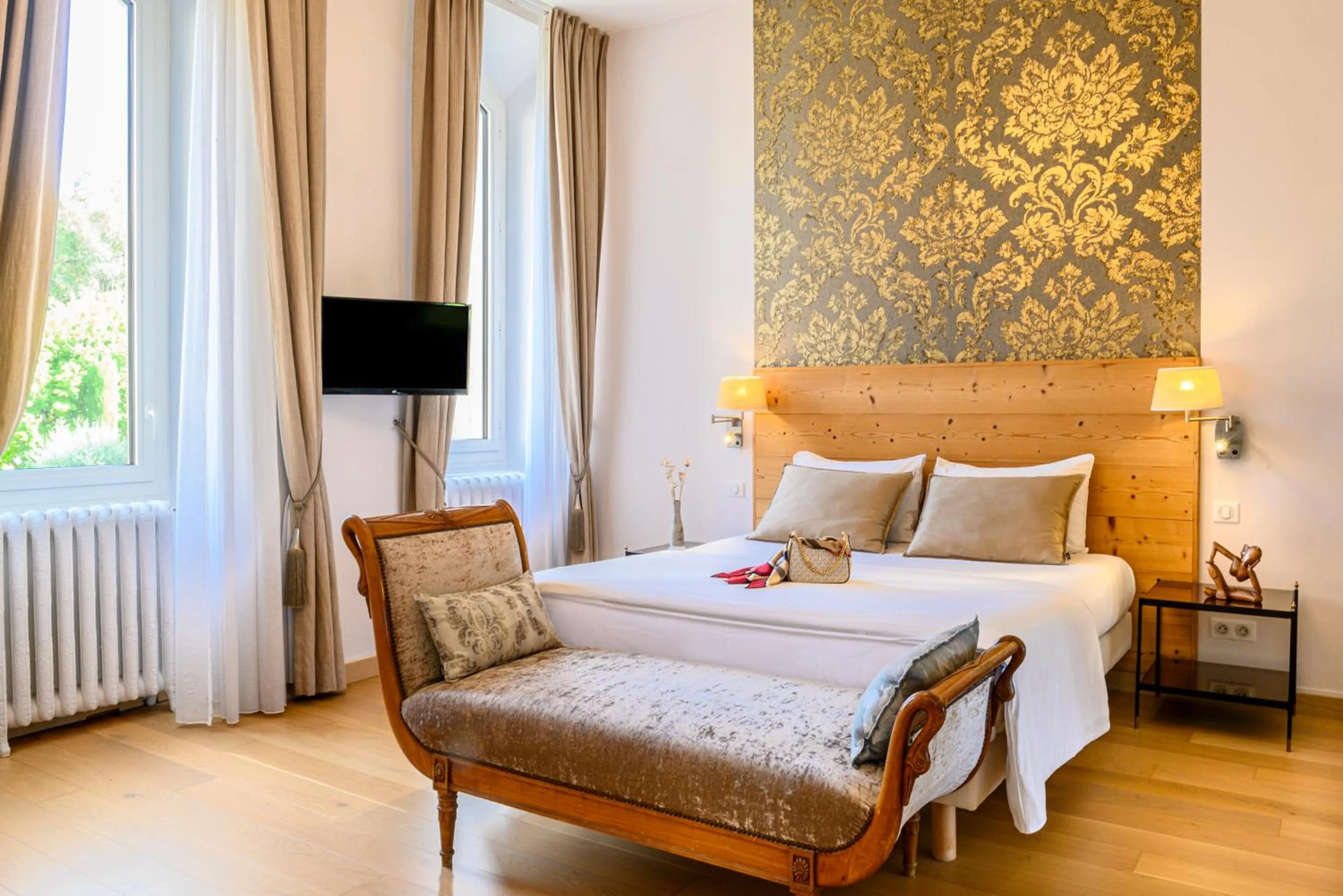 Bedroom, Bed in Château De Massillan