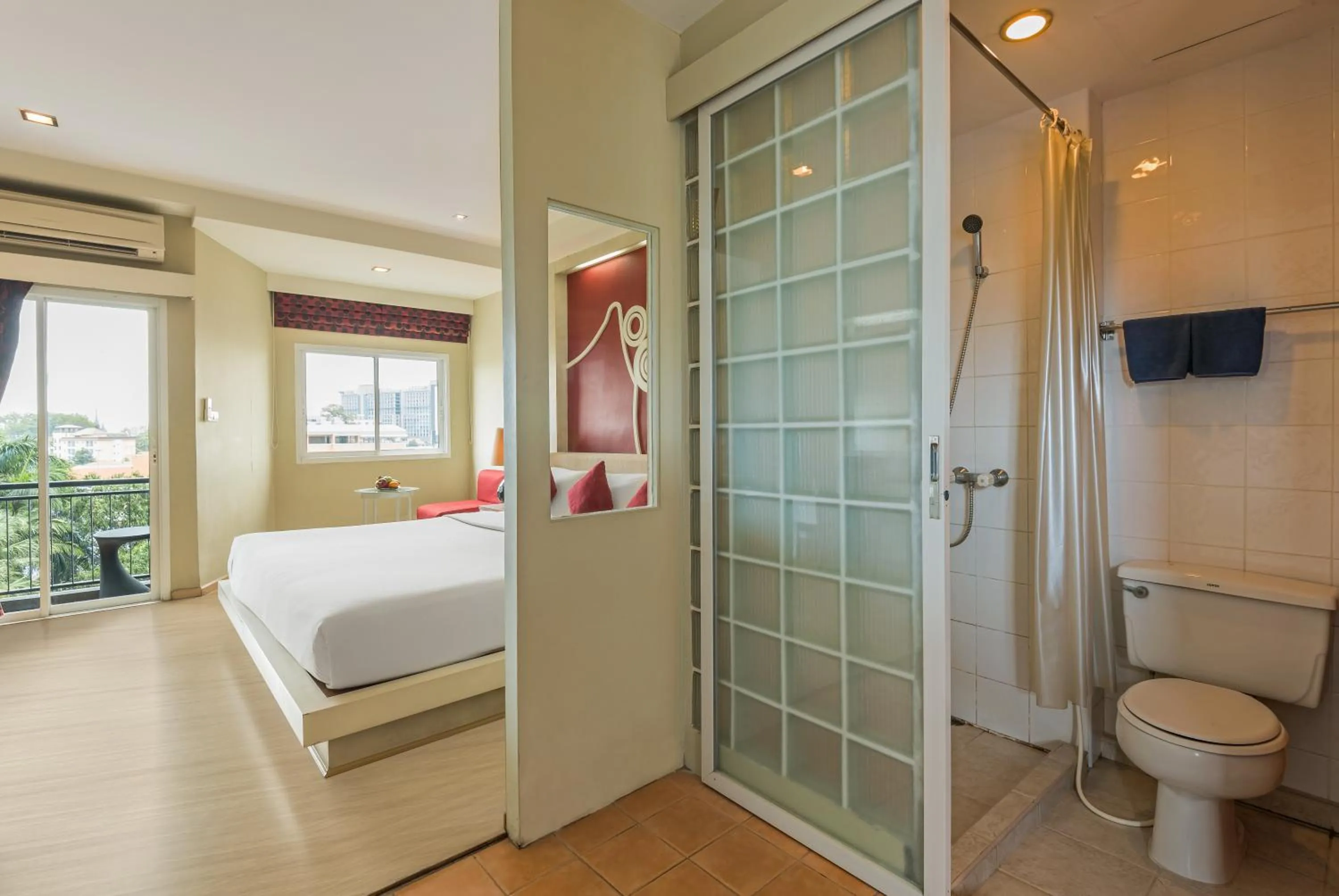 Shower, Bed in Lantana Pattaya - SHA Extra Plus