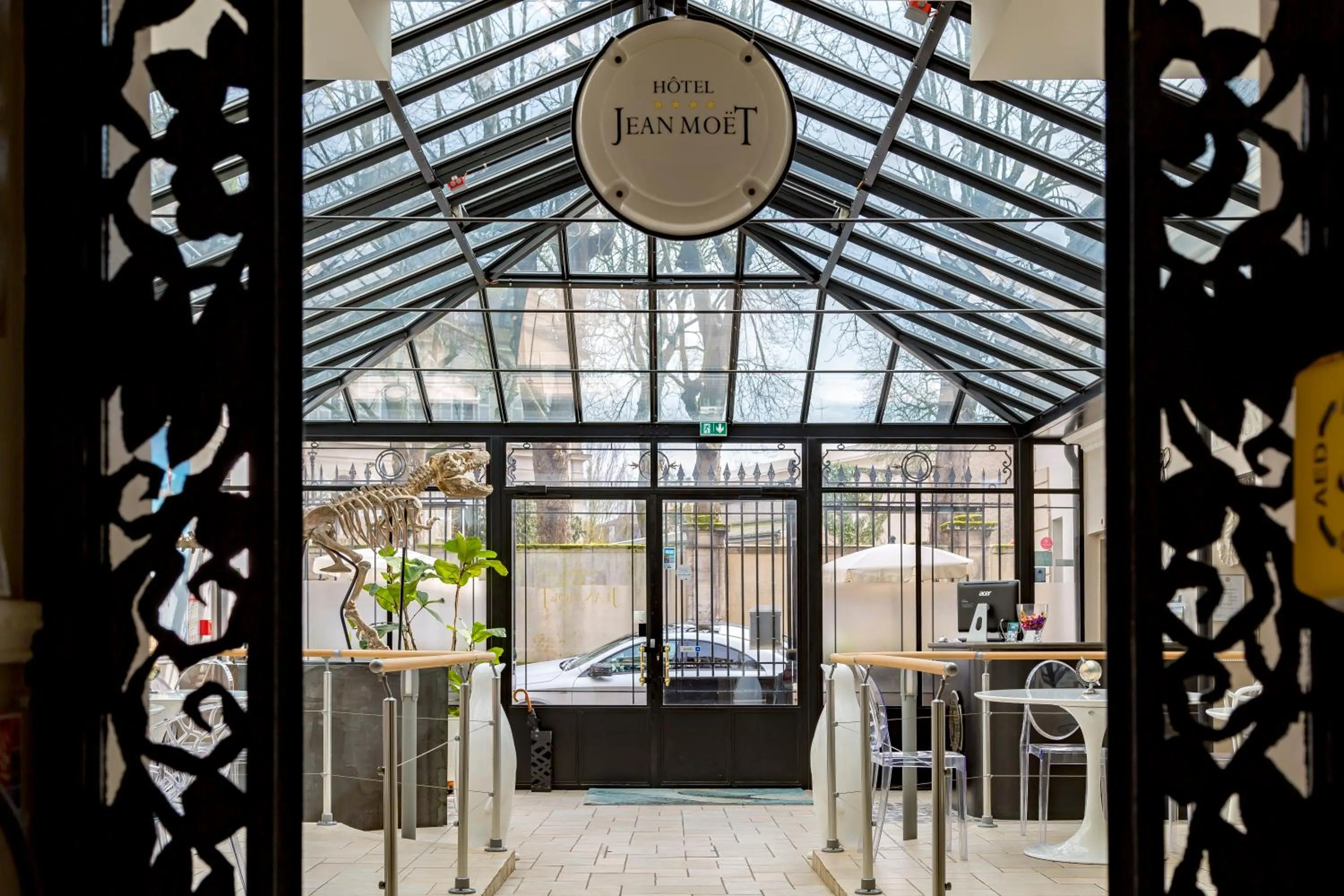 Facade/entrance in Hotel Jean Moët