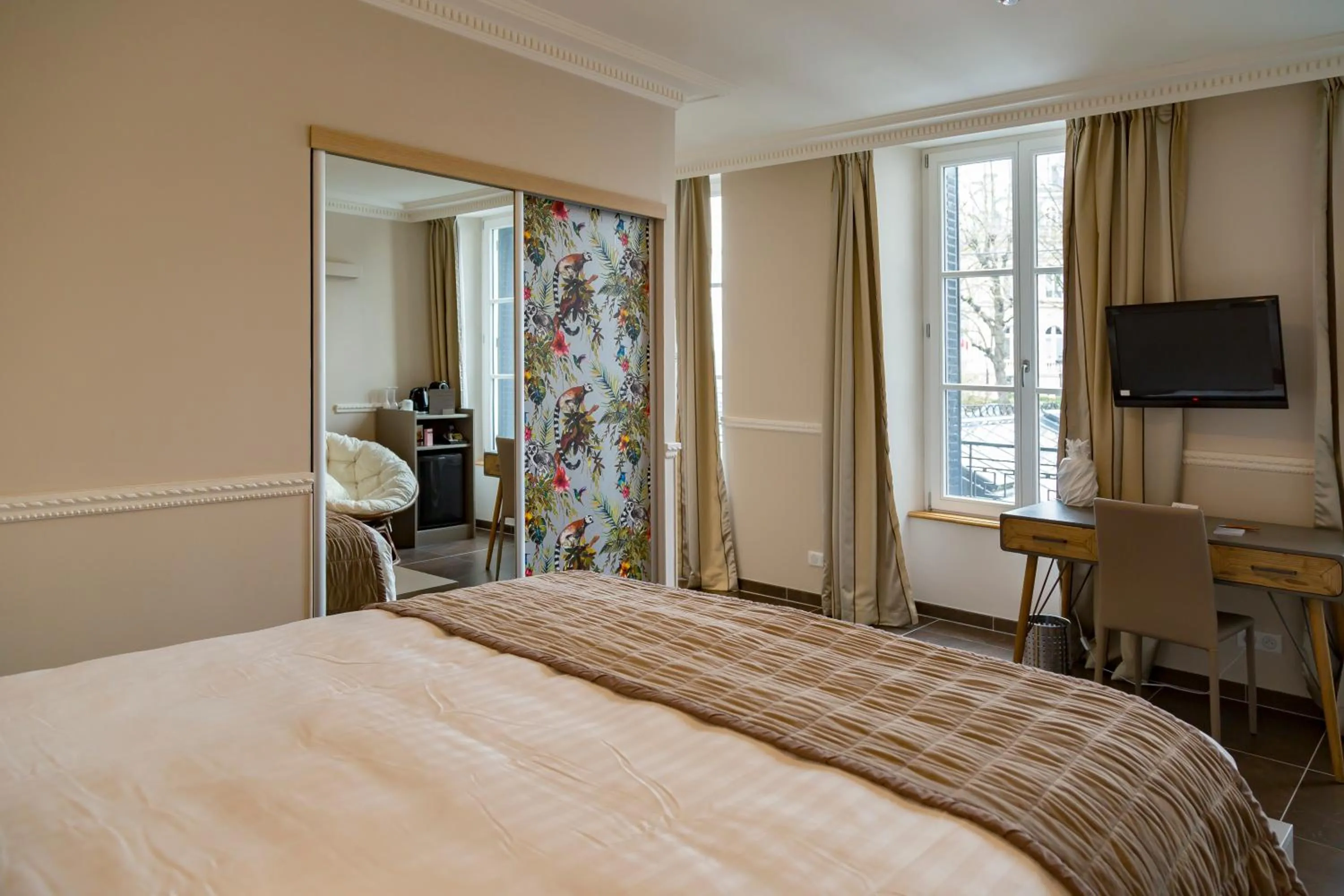 Photo of the whole room, Bed in Hotel Jean Moët