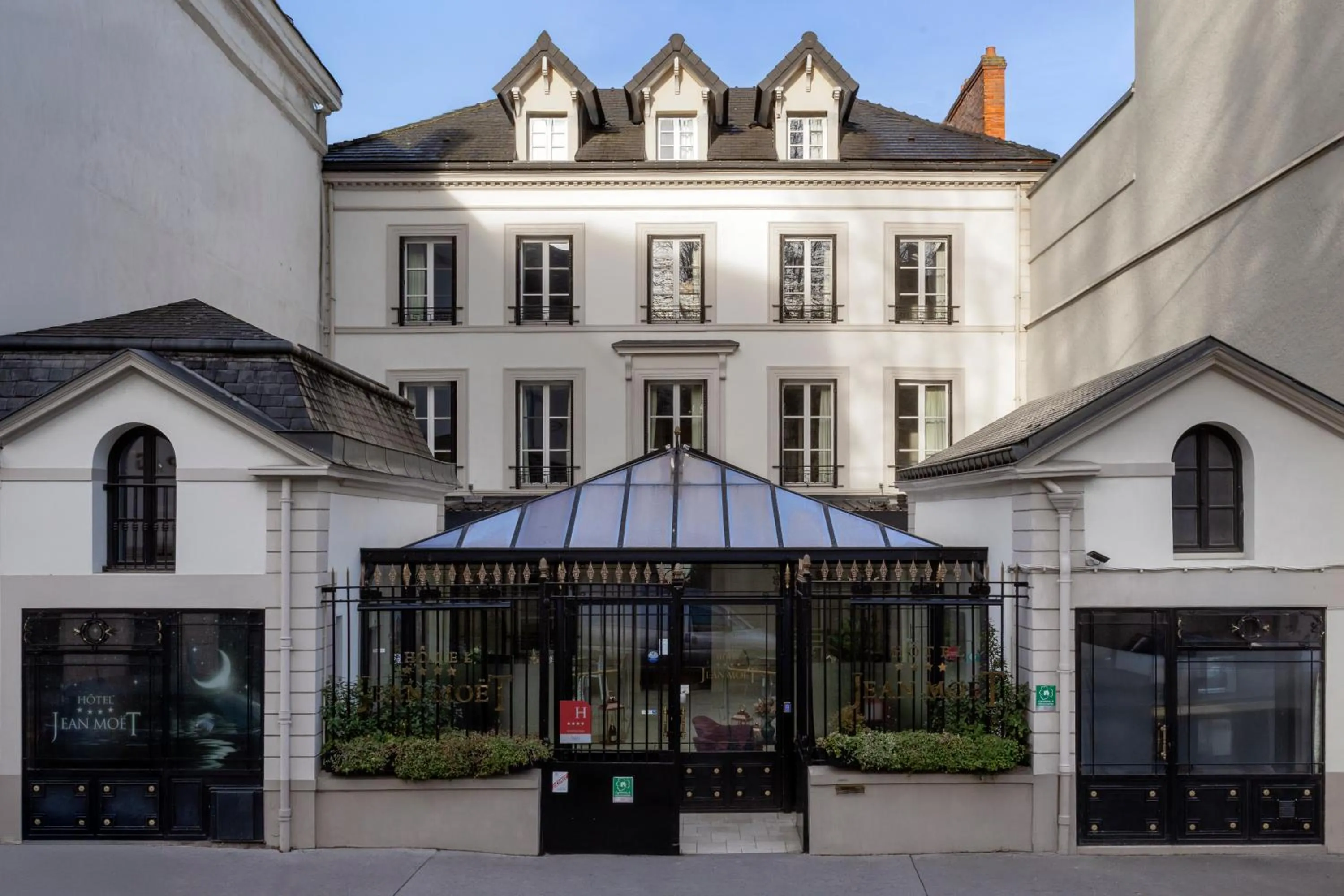 Property building in Hotel Jean Moët