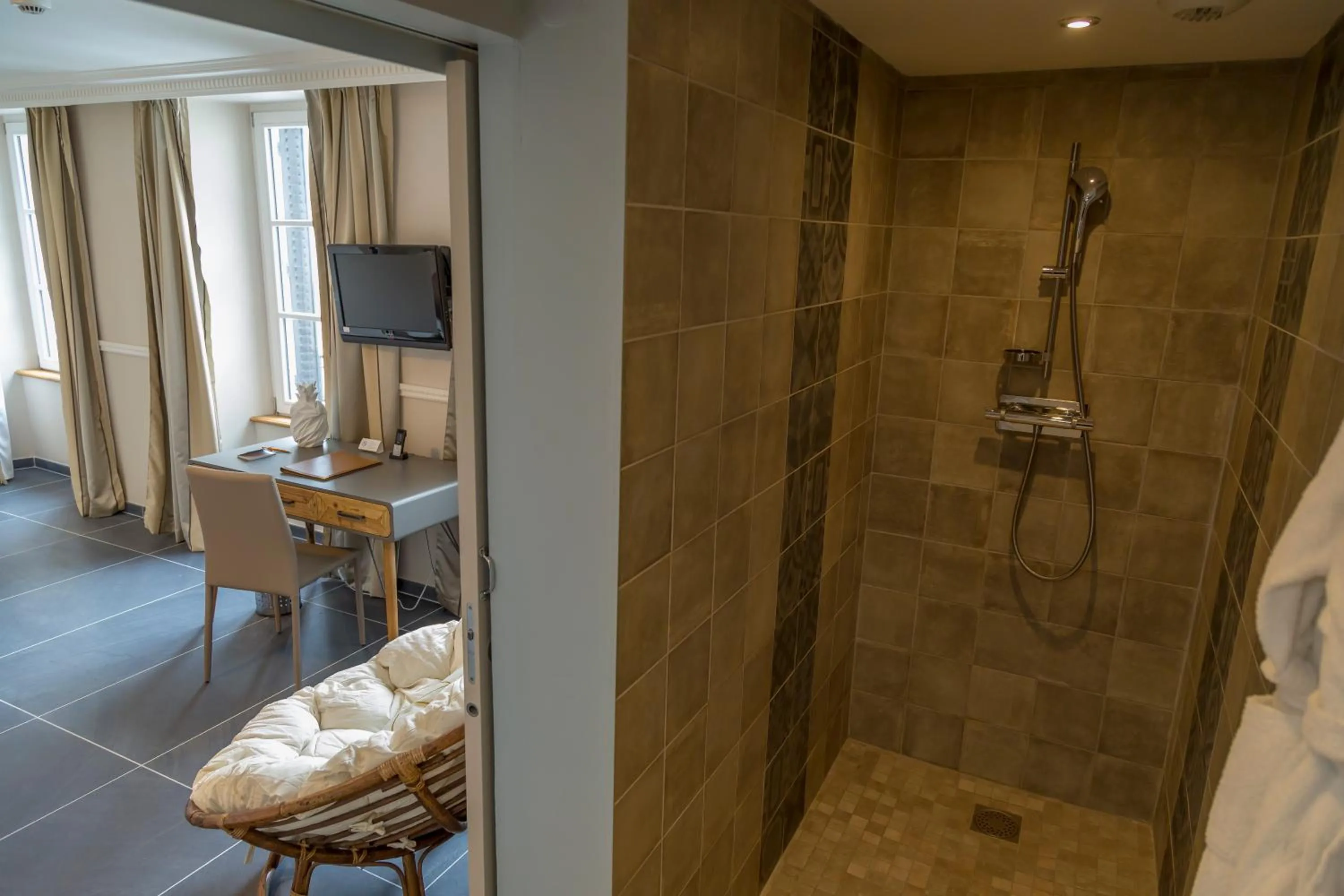 Shower in Hotel Jean Moët