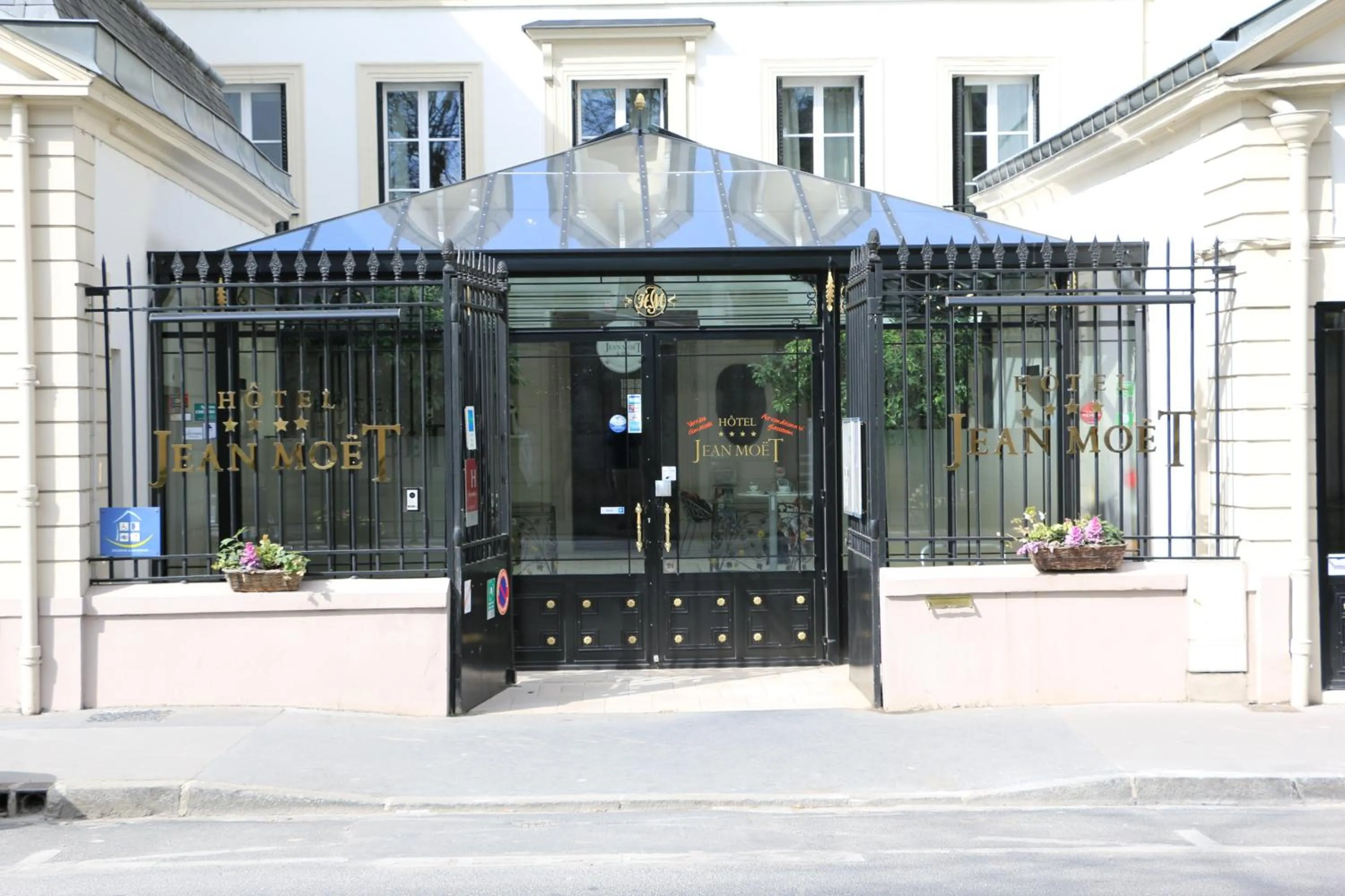 Facade/entrance in Hotel Jean Moët