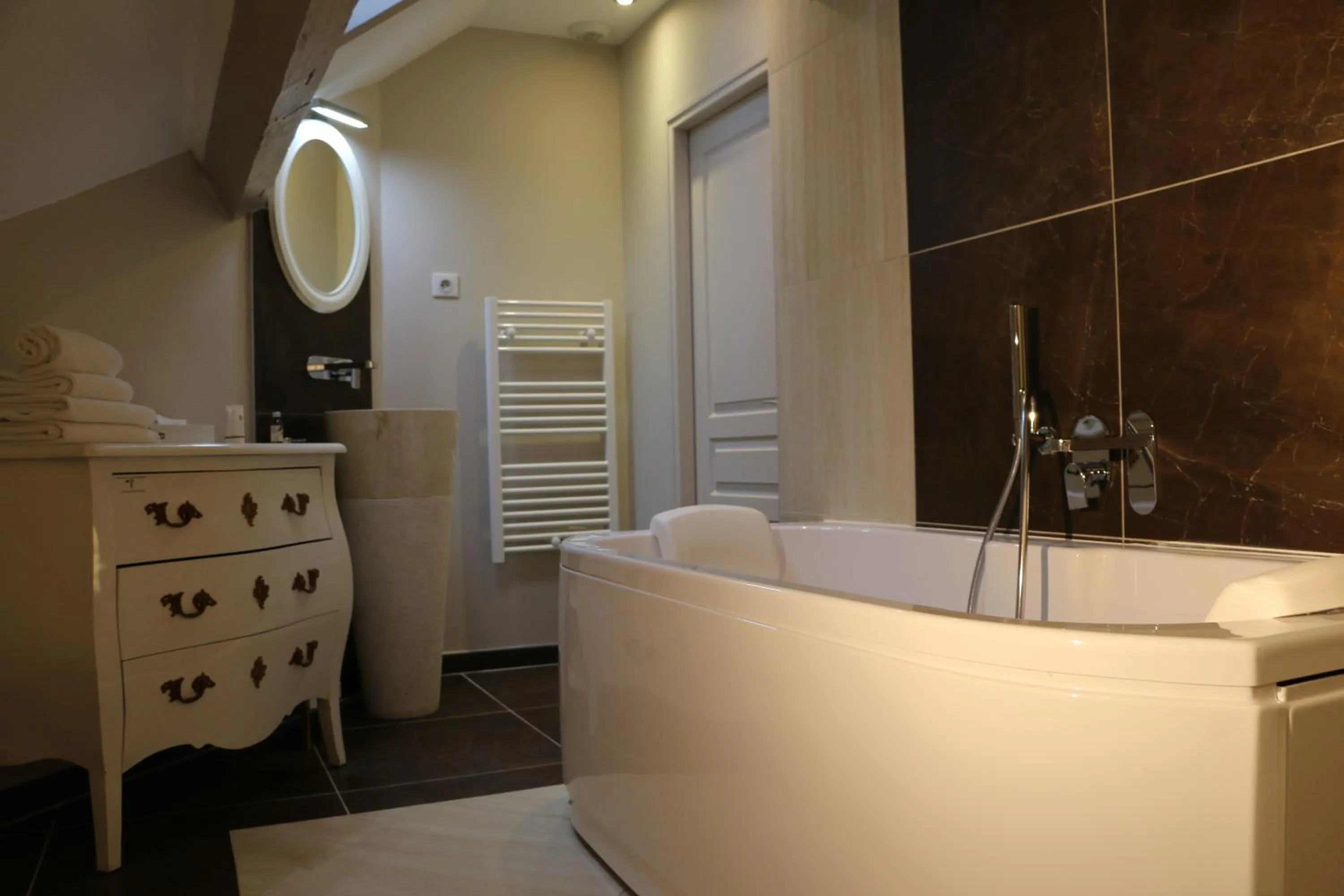 Hot Tub in Hotel Jean Moët