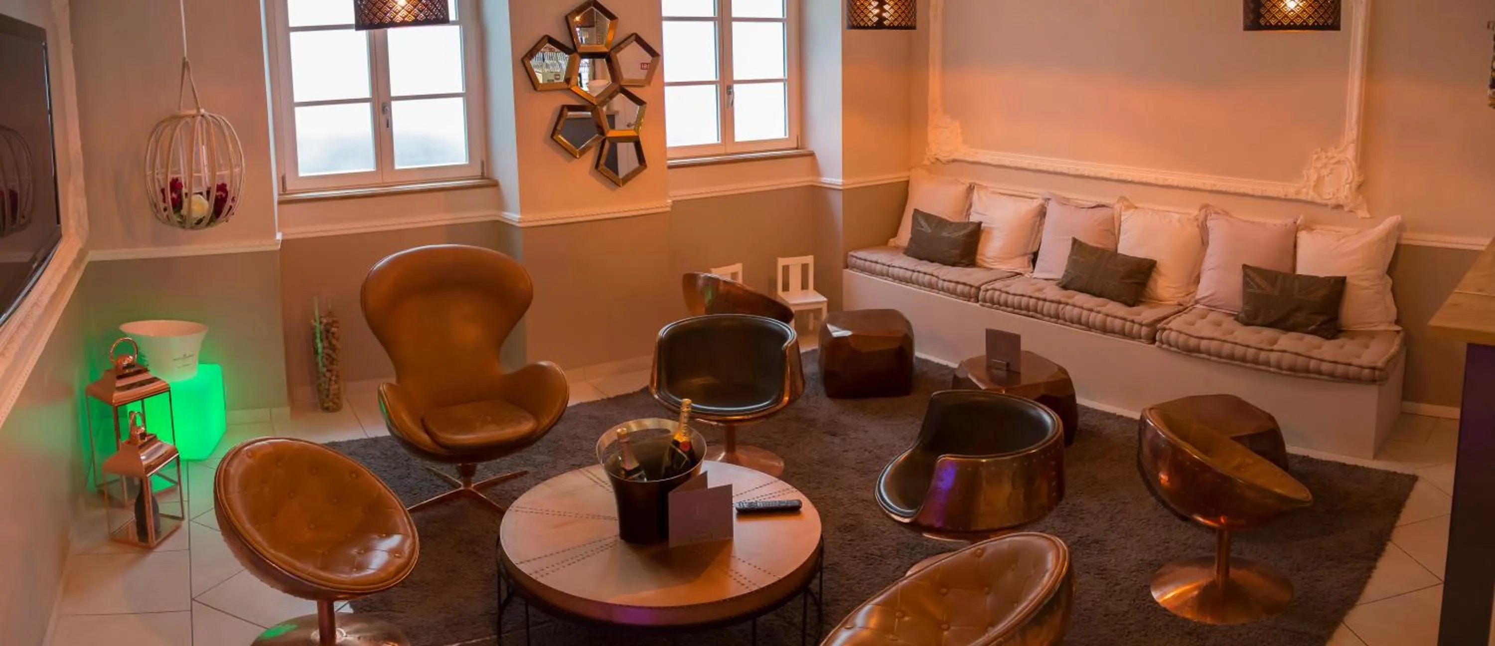 Communal lounge/ TV room in Hotel Jean Moët