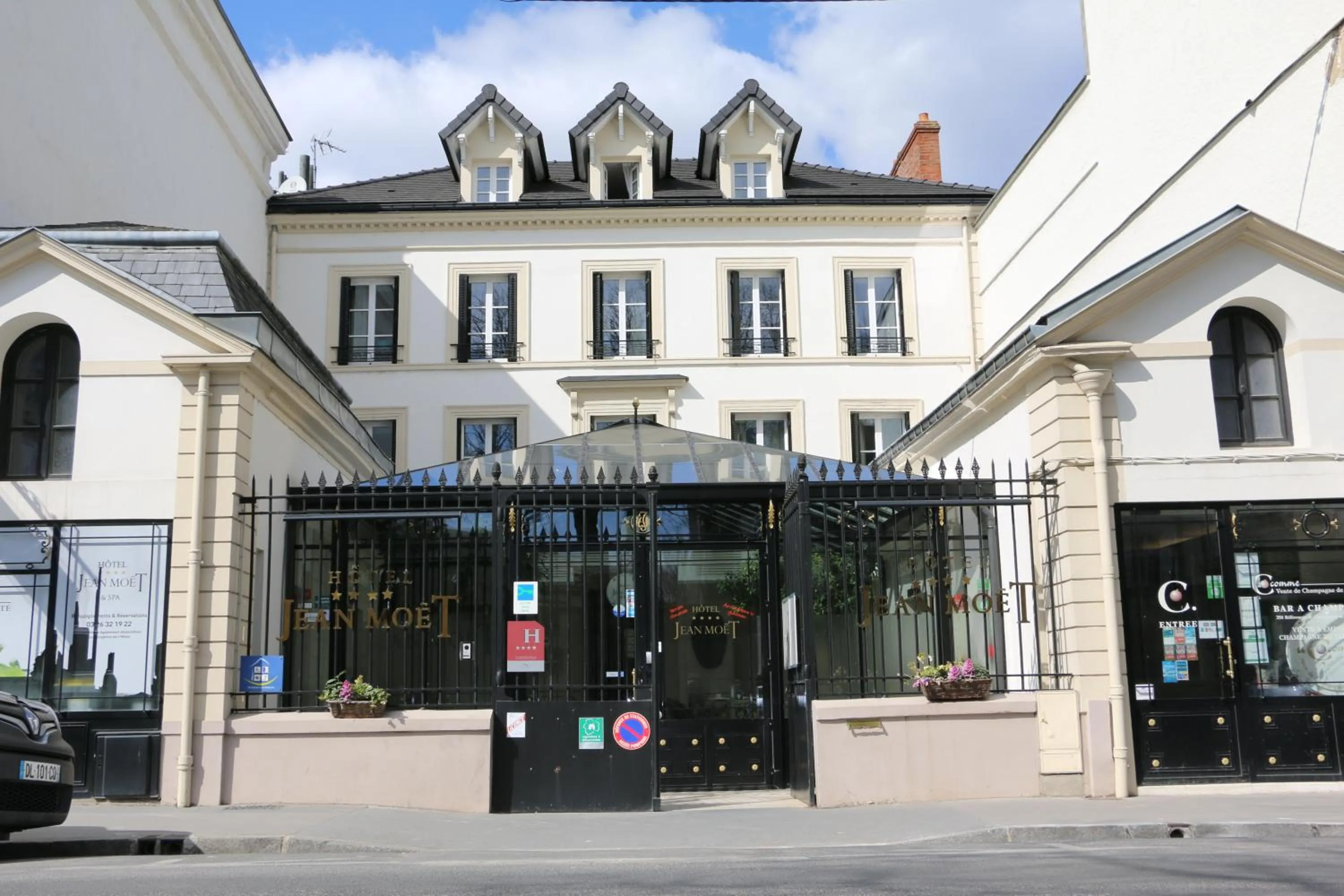 Facade/entrance in Hotel Jean Moët