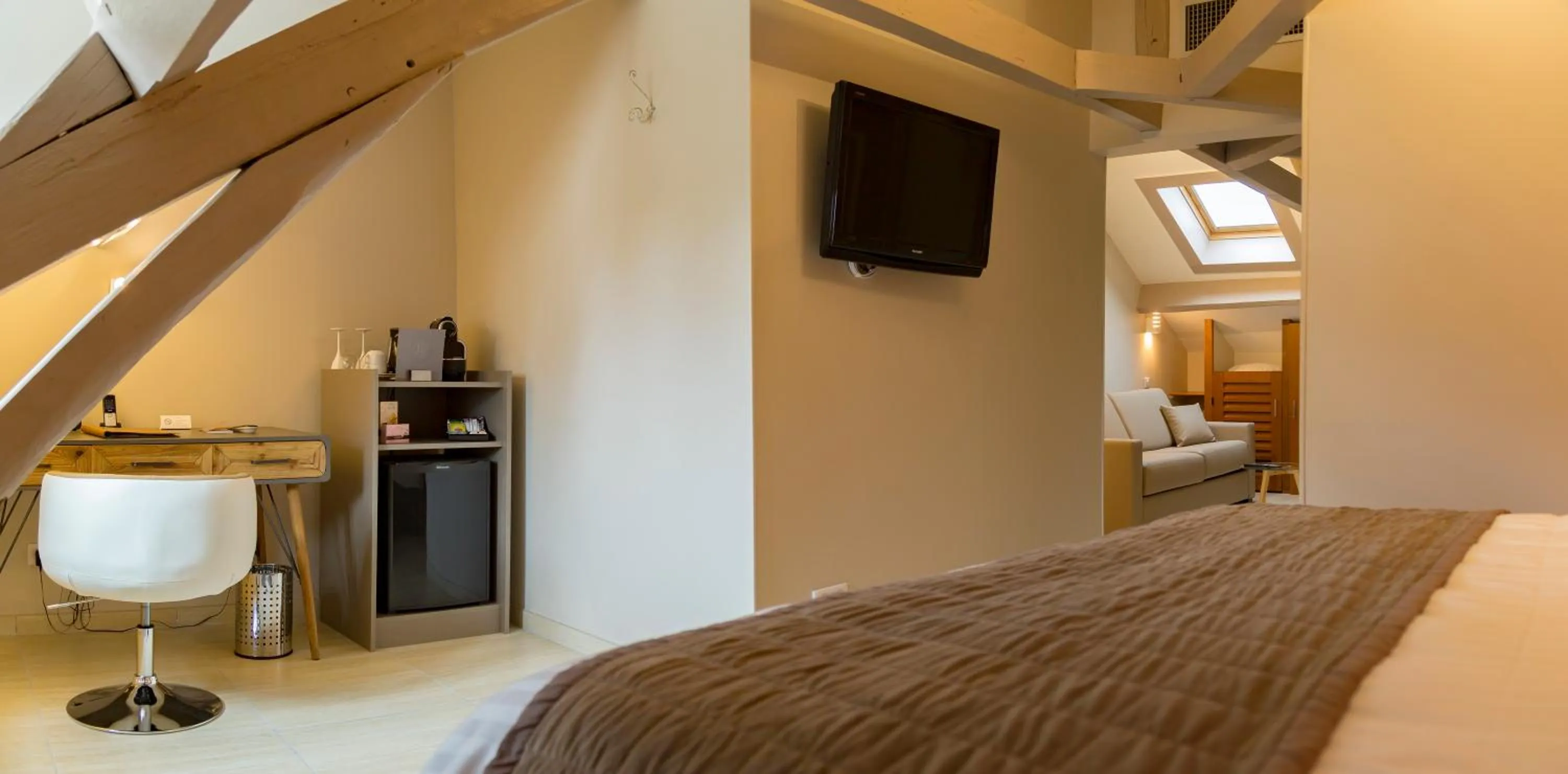 Photo of the whole room, Bed in Hotel Jean Moët