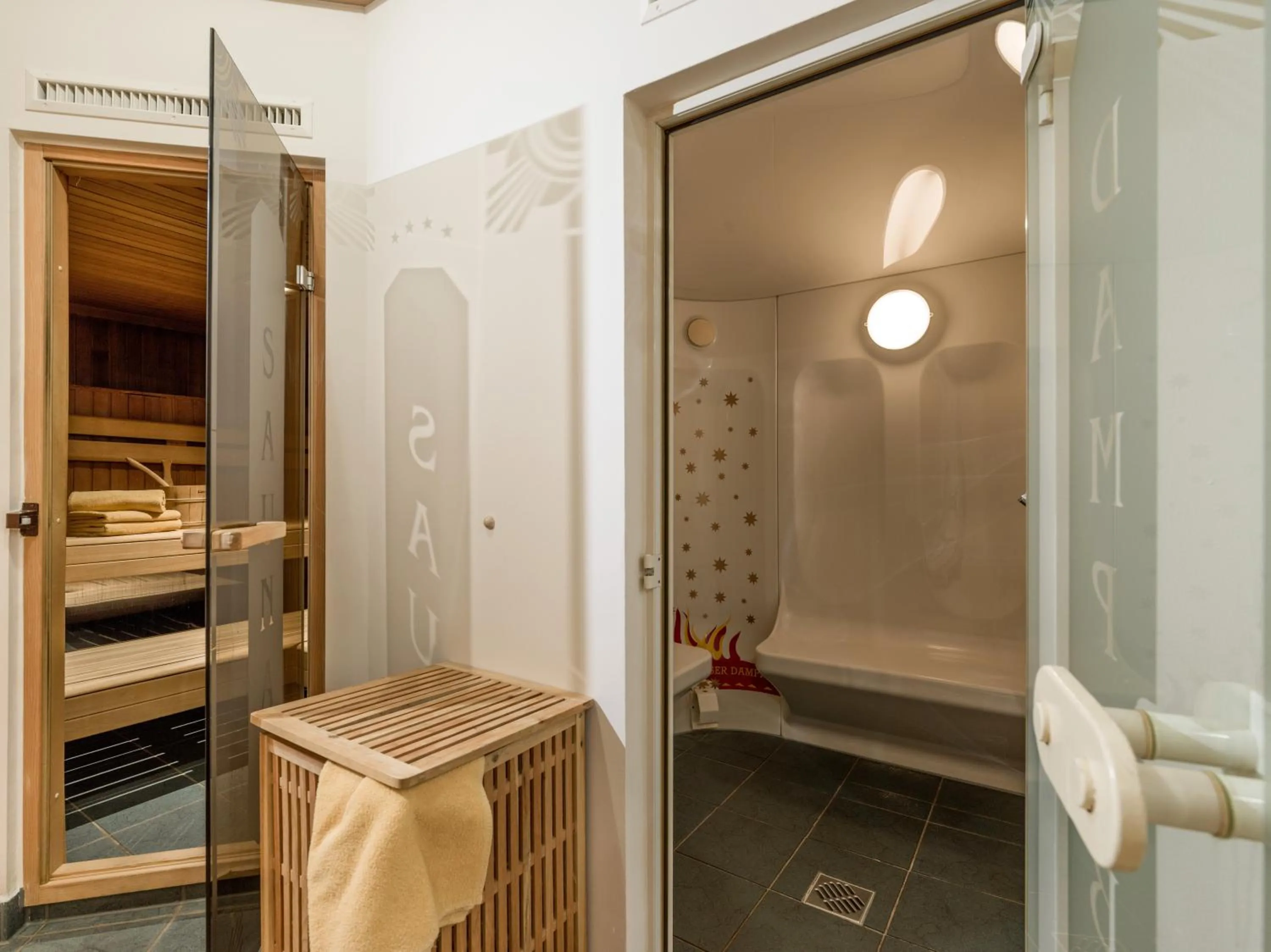 Sauna, Bed in Hotel Waldheim Garni