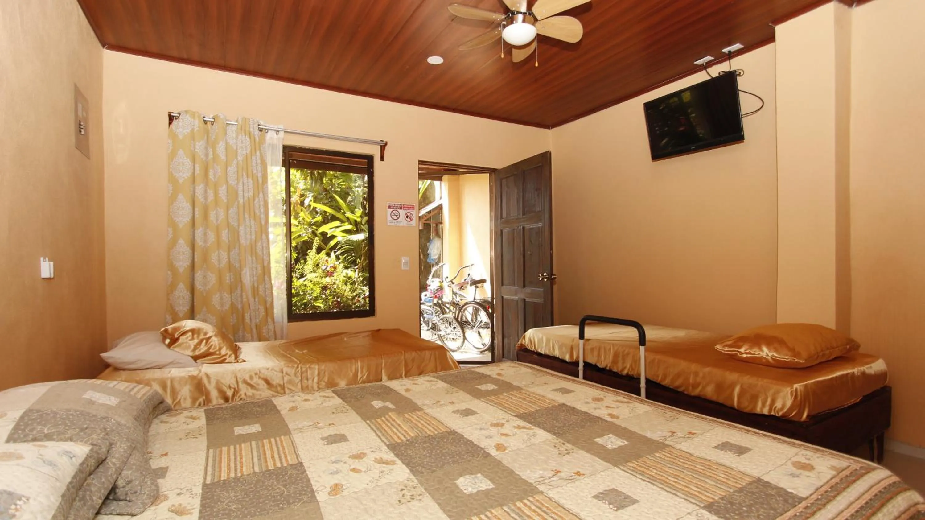 Bed in Aunty Arenal Lodge