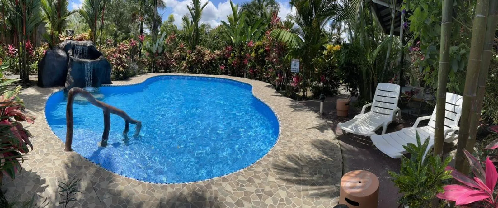 Swimming pool in Aunty Arenal Lodge