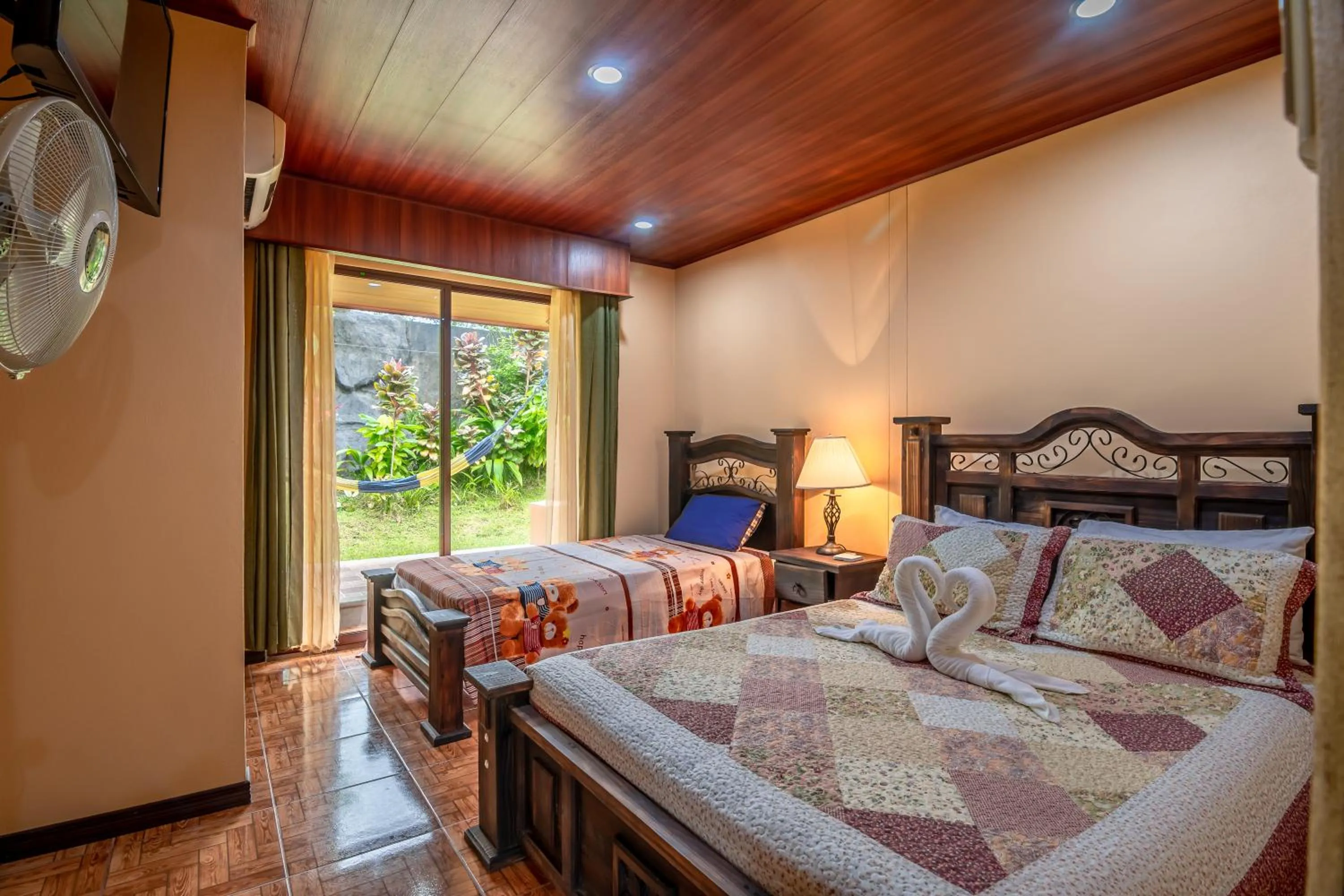 Bed in Aunty Arenal Lodge