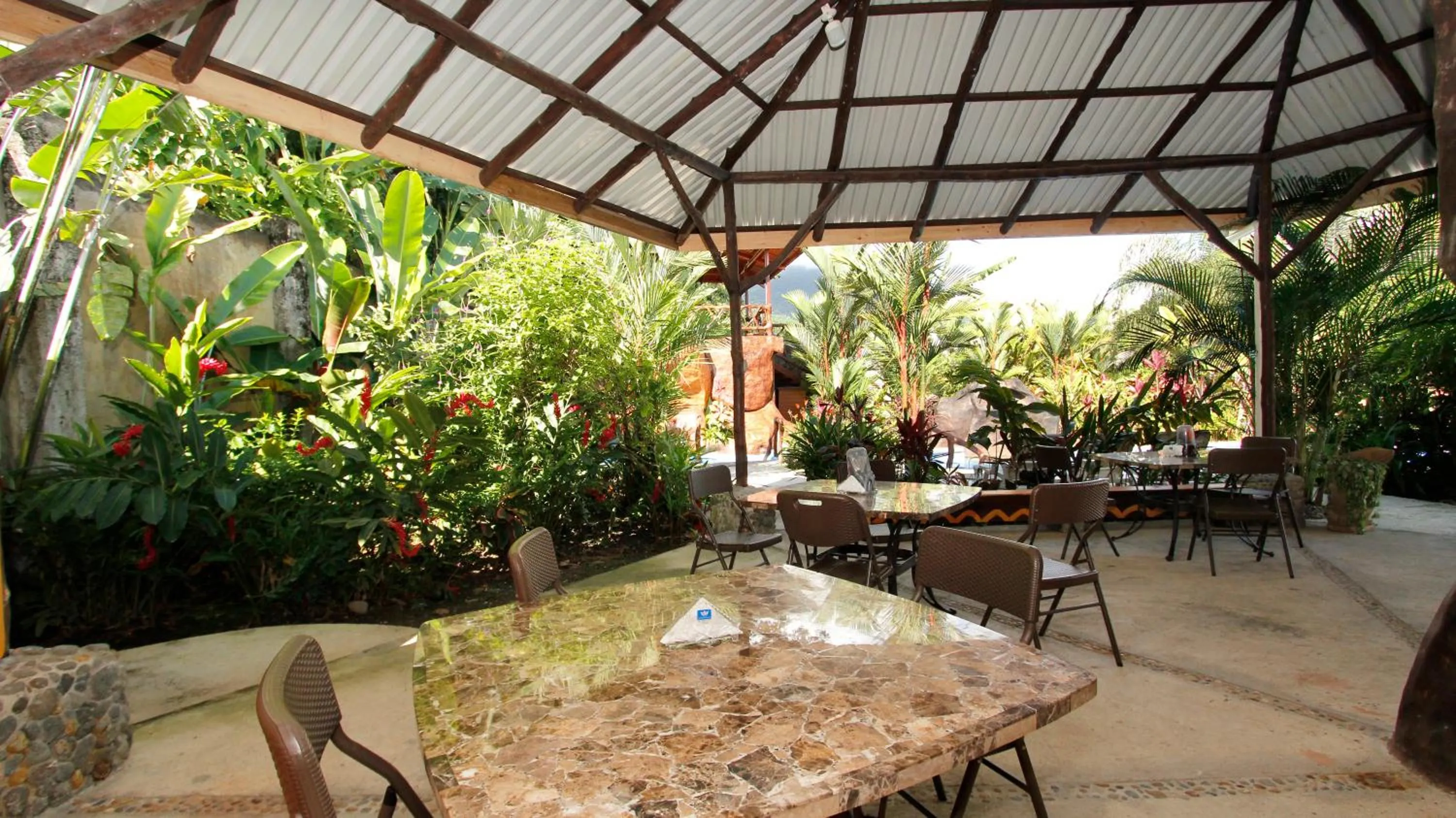 Lounge or bar in Aunty Arenal Lodge