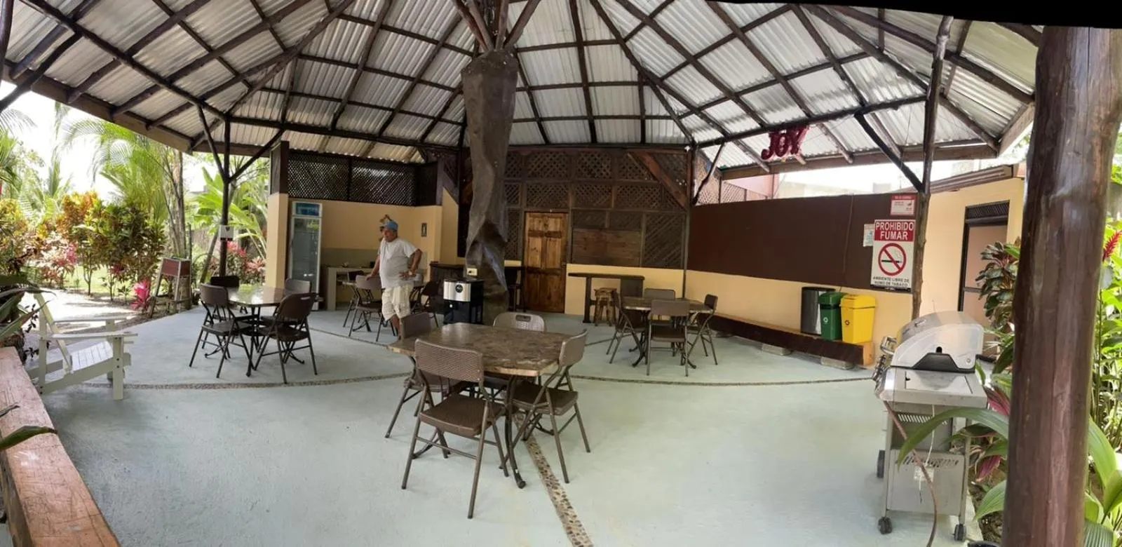 Communal lounge/ TV room in Aunty Arenal Lodge