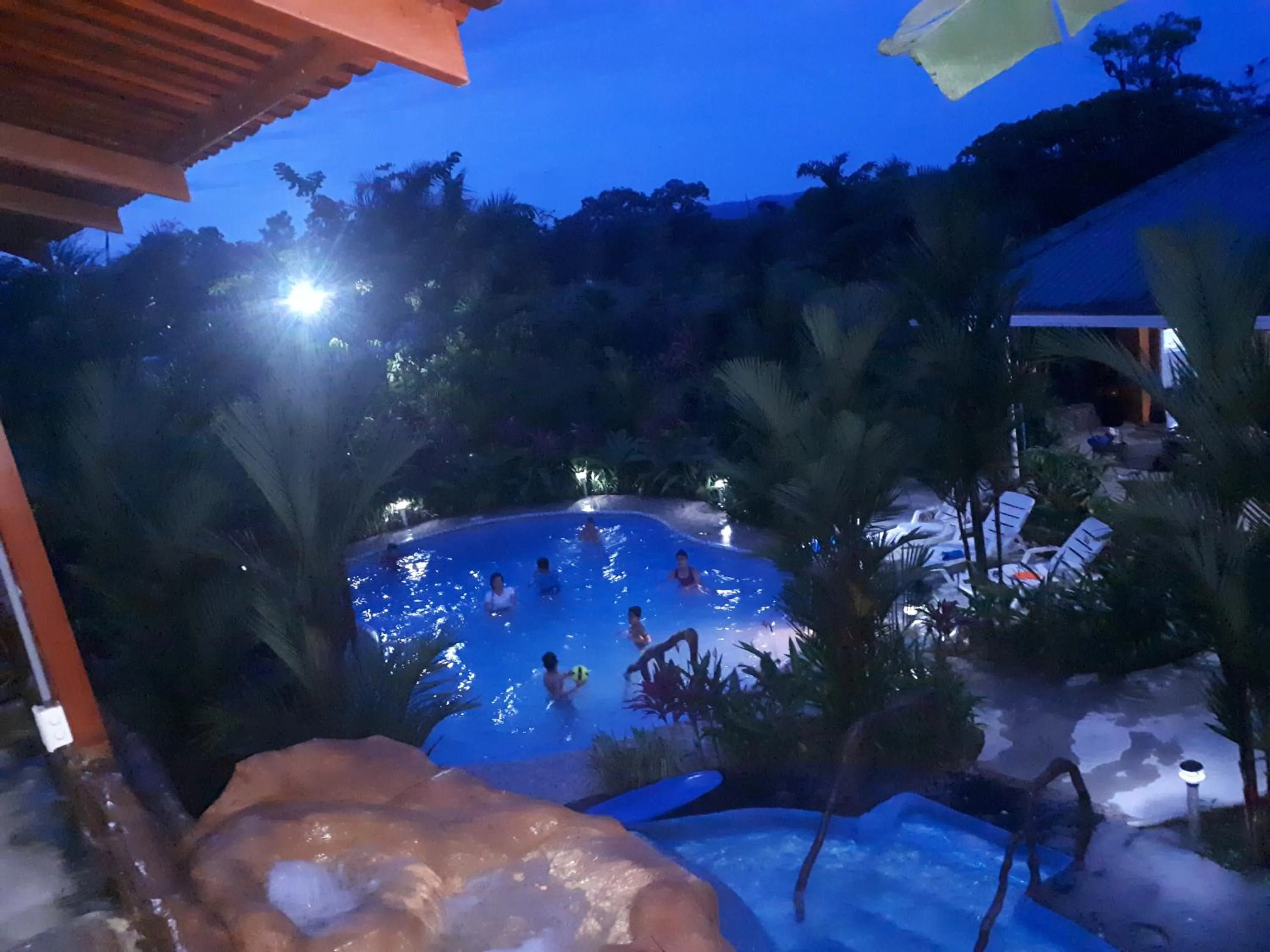 Swimming pool in Aunty Arenal Lodge