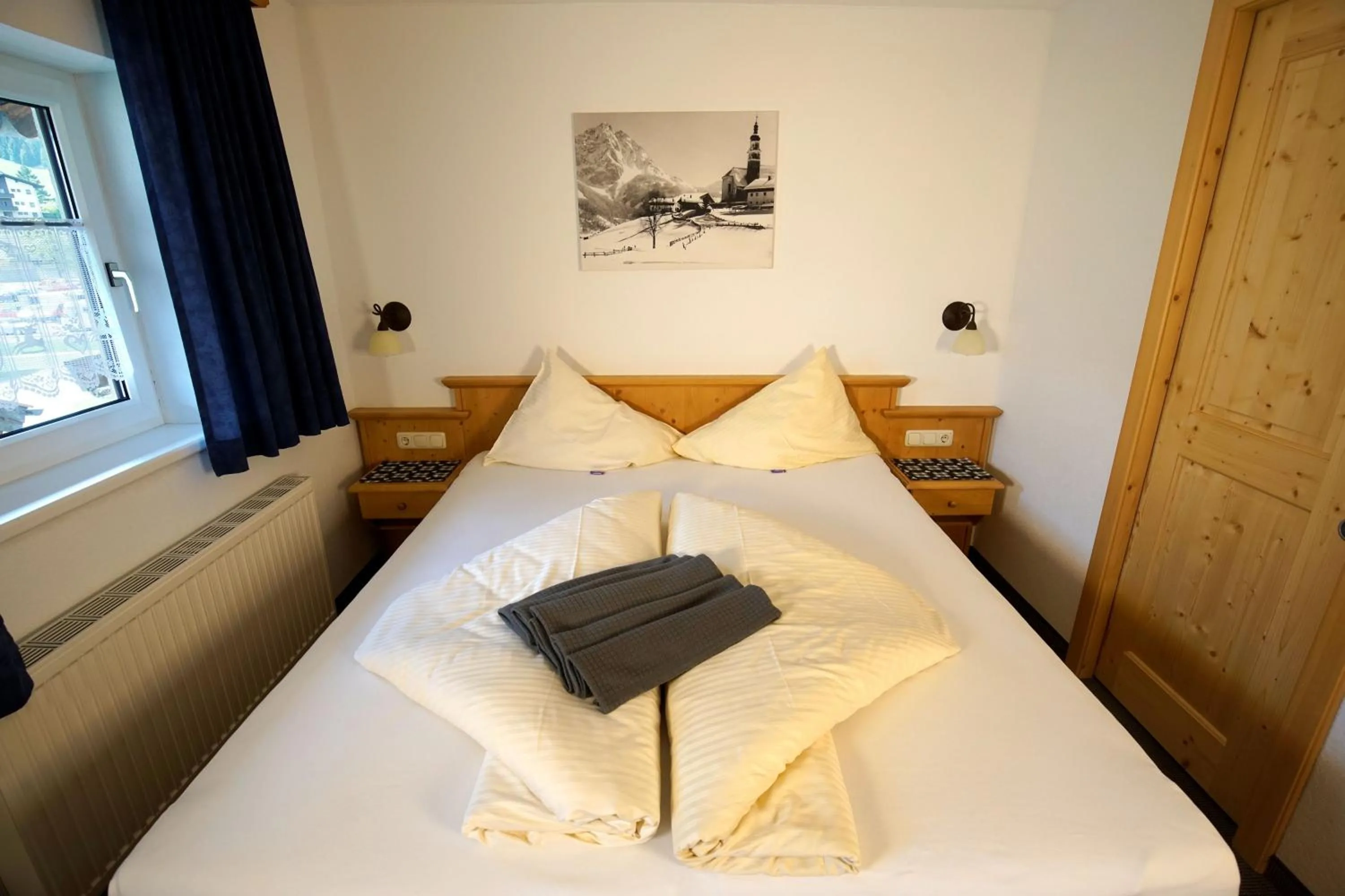 Photo of the whole room, Bed in Alpenstern rooms & suites