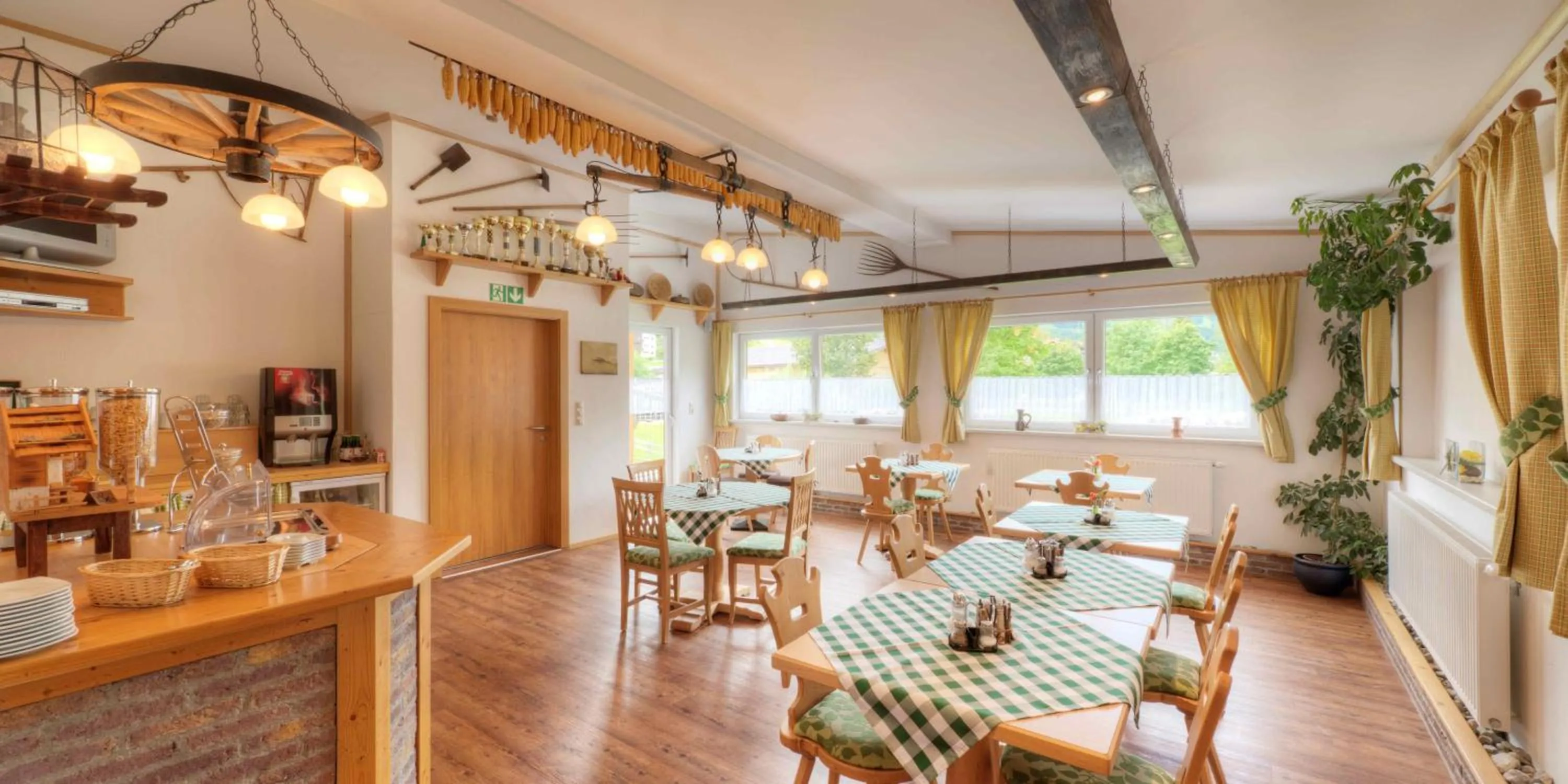 Coffee/tea facilities in Alpenstern rooms & suites