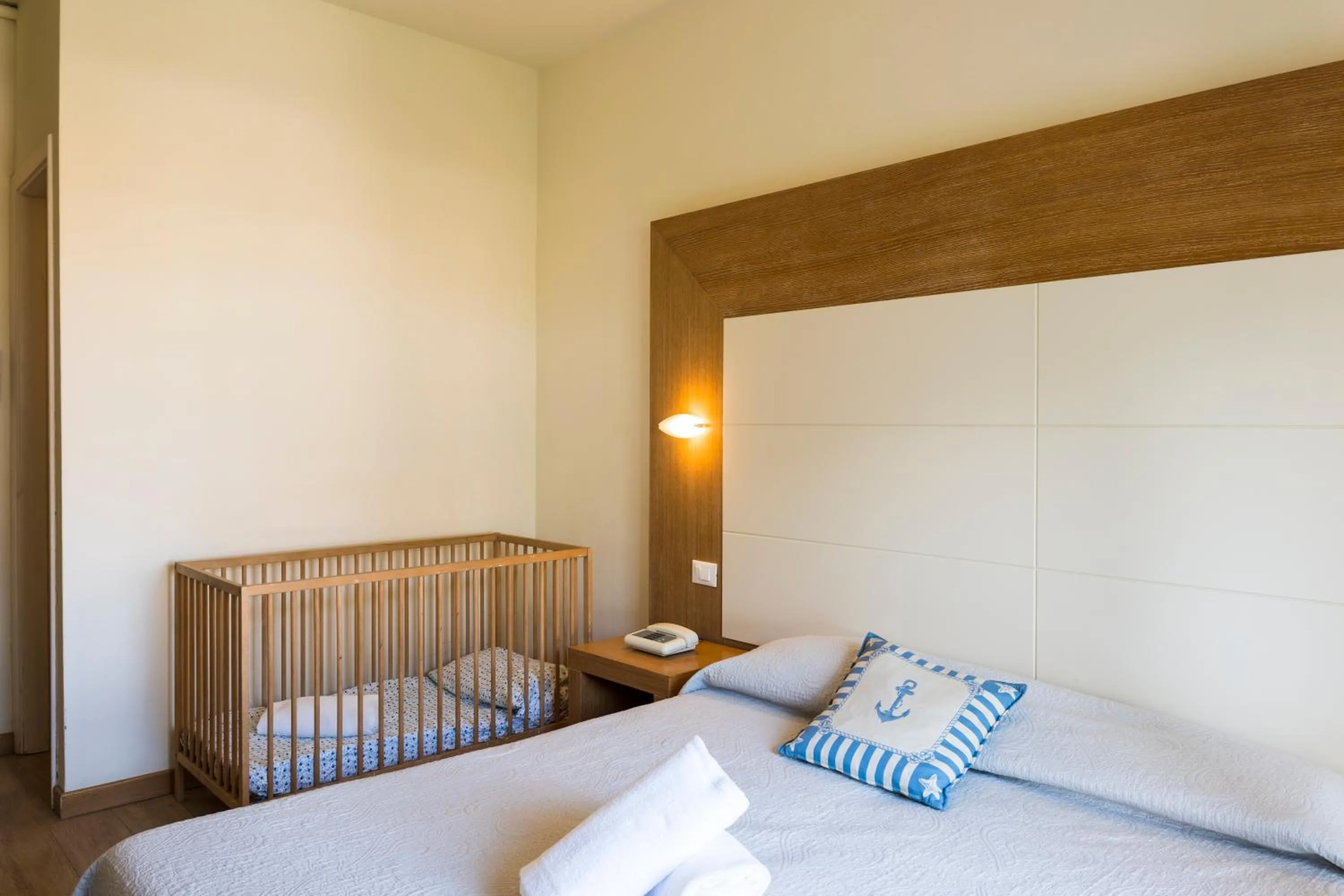 young children, Bed in Hotel Sylvia