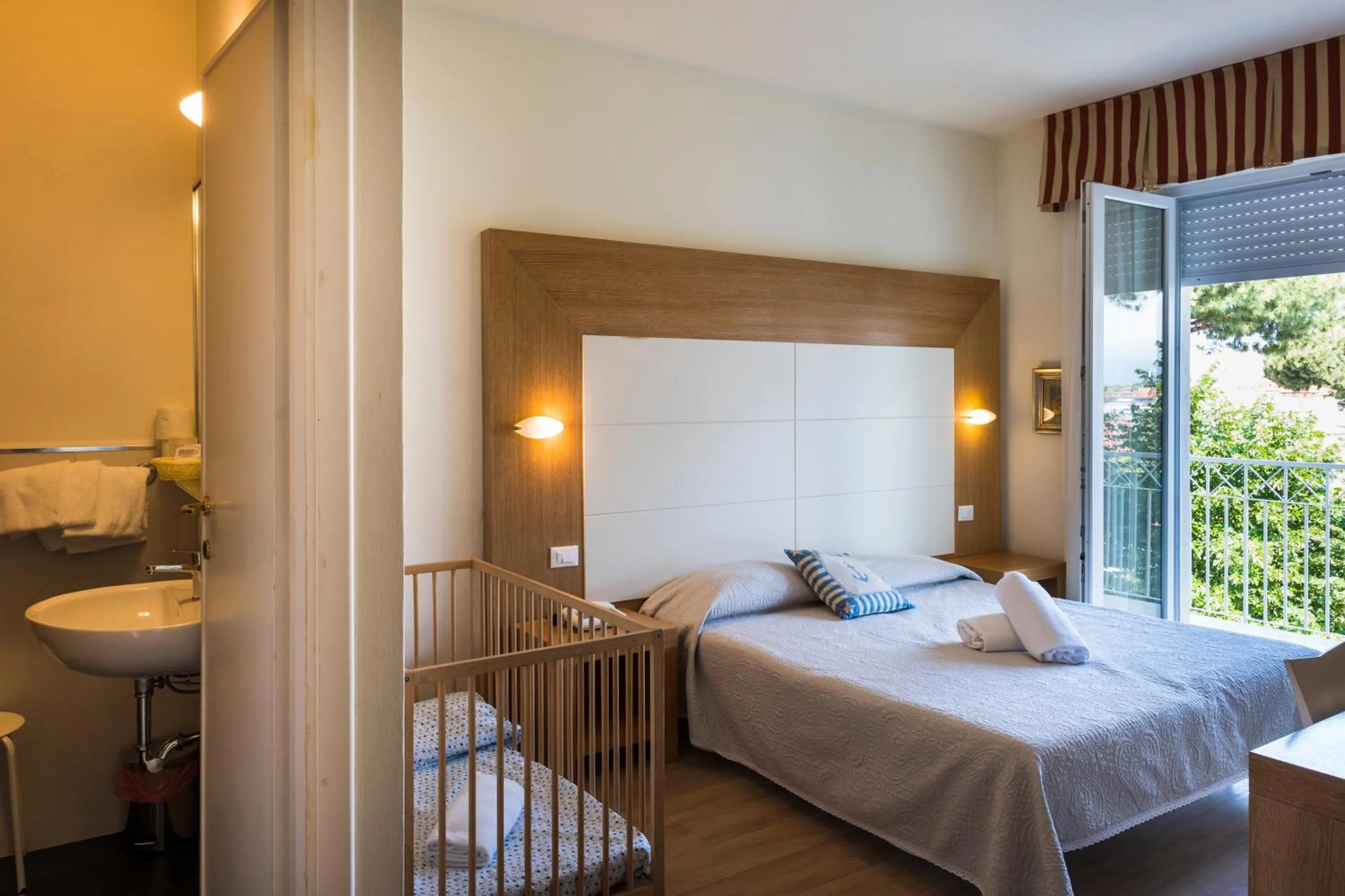 young children, Bed in Hotel Sylvia