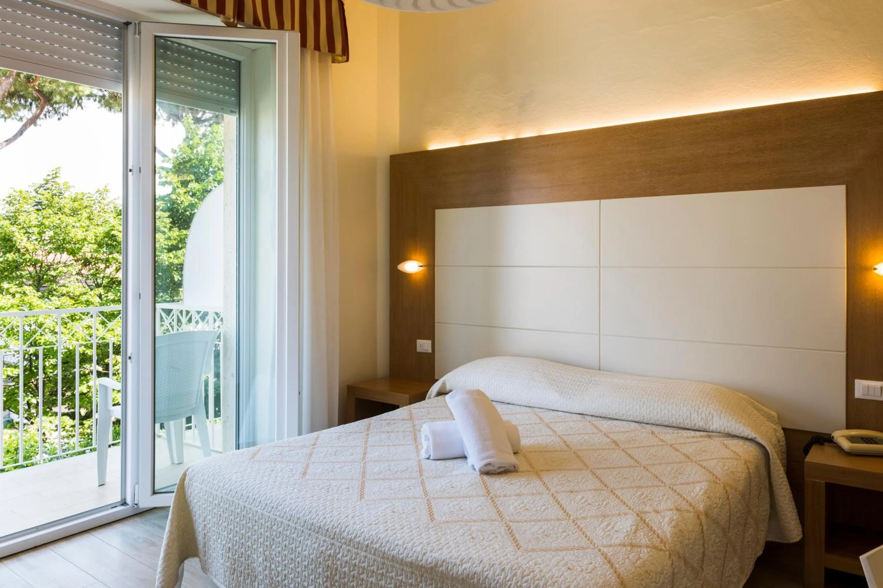 View (from property/room), Bed in Hotel Sylvia