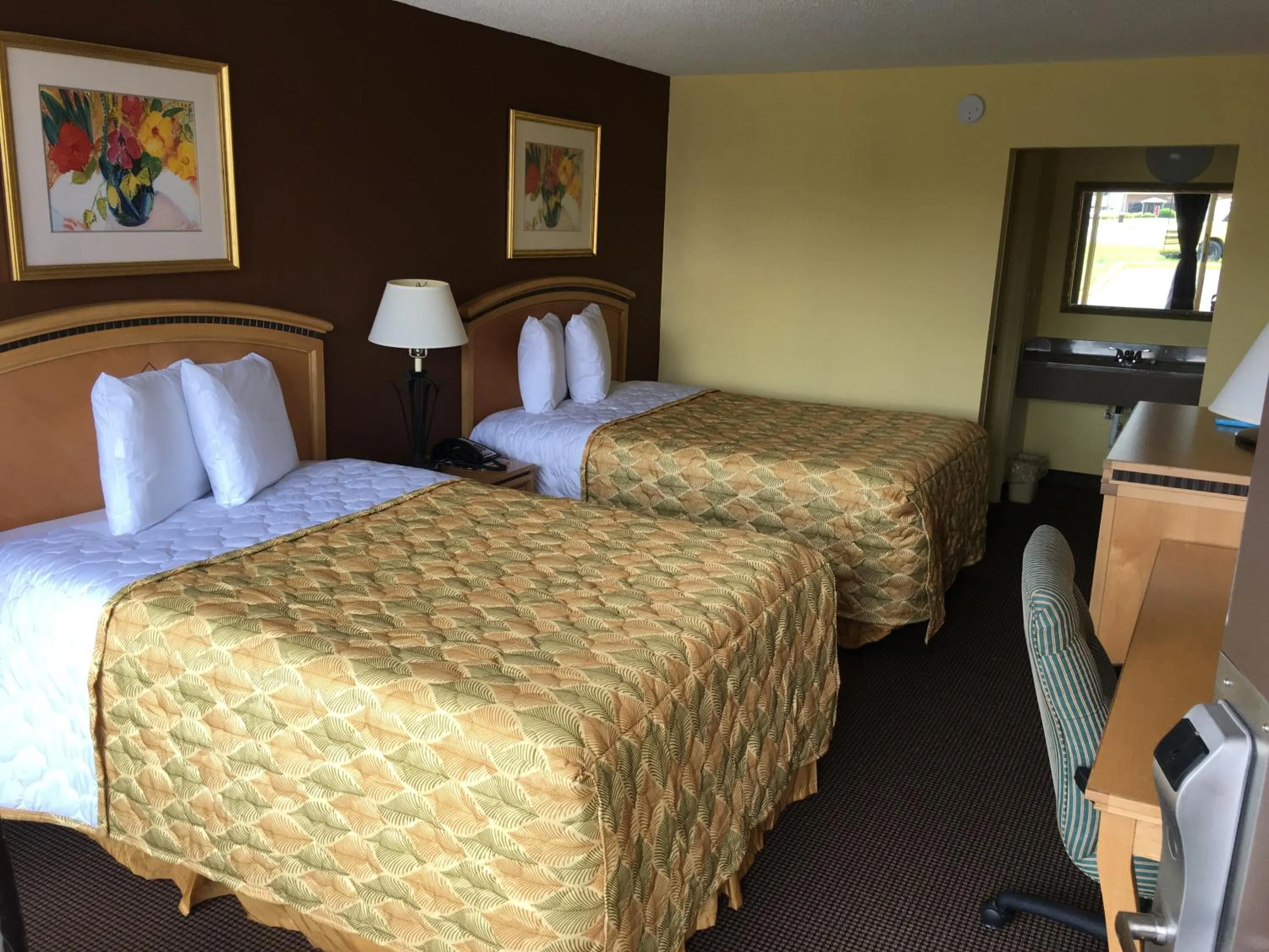 Photo of the whole room, Bed in Budget inn Tarboro
