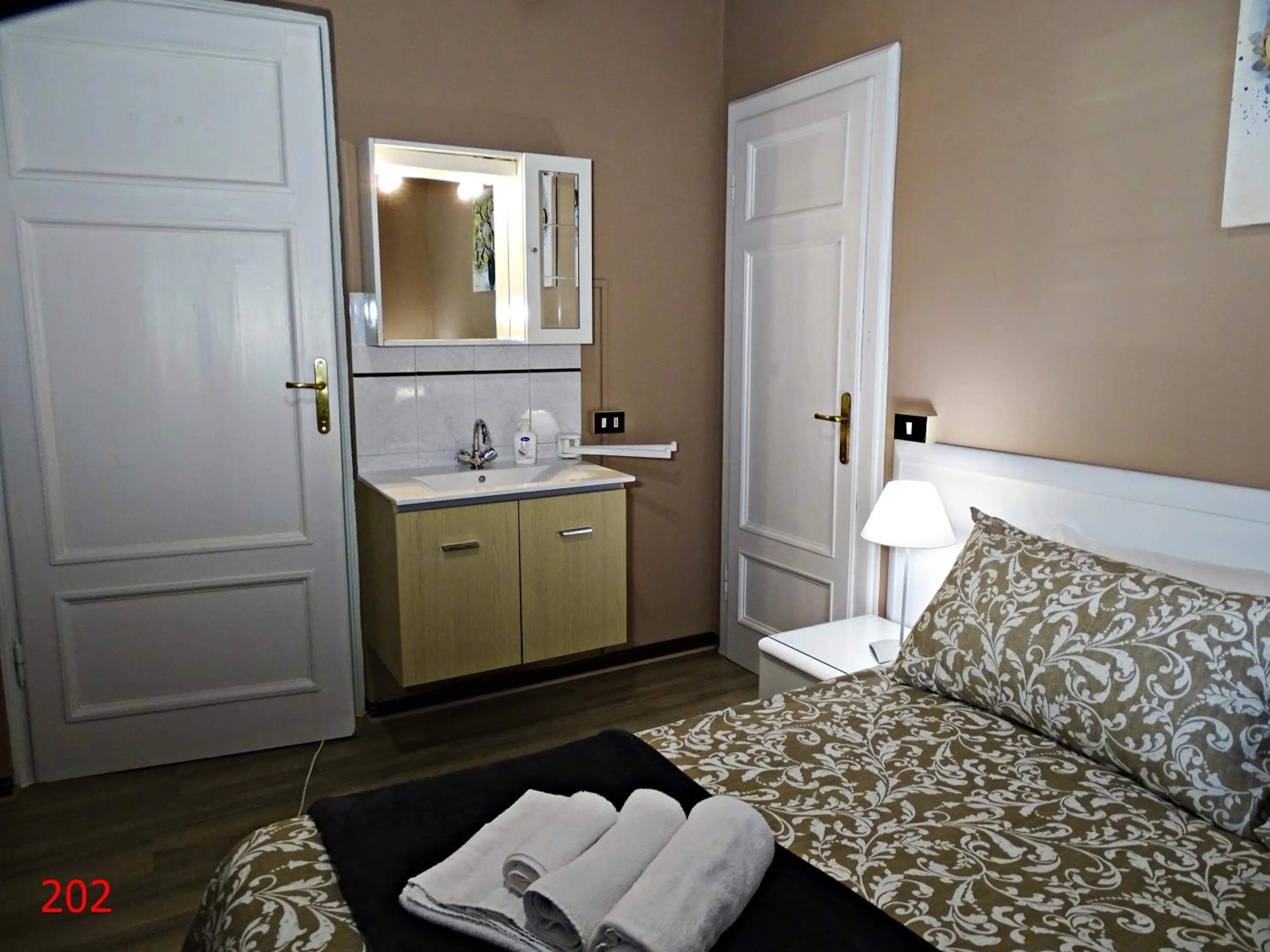 Double Room with Shared Bathroom in Affittacamere Arancio