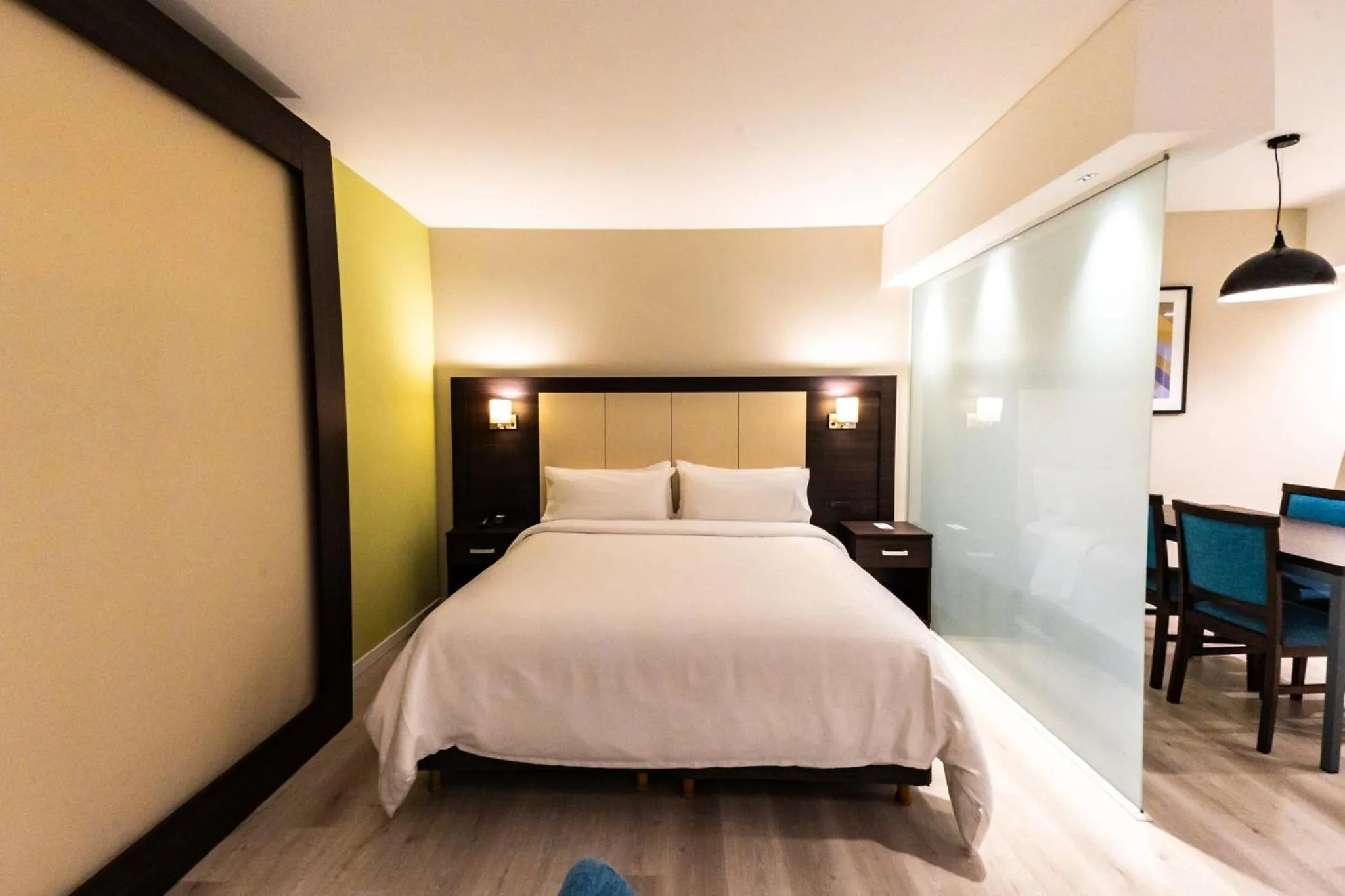 Photo of the whole room, Bed in Holiday Inn Express Rosario by IHG