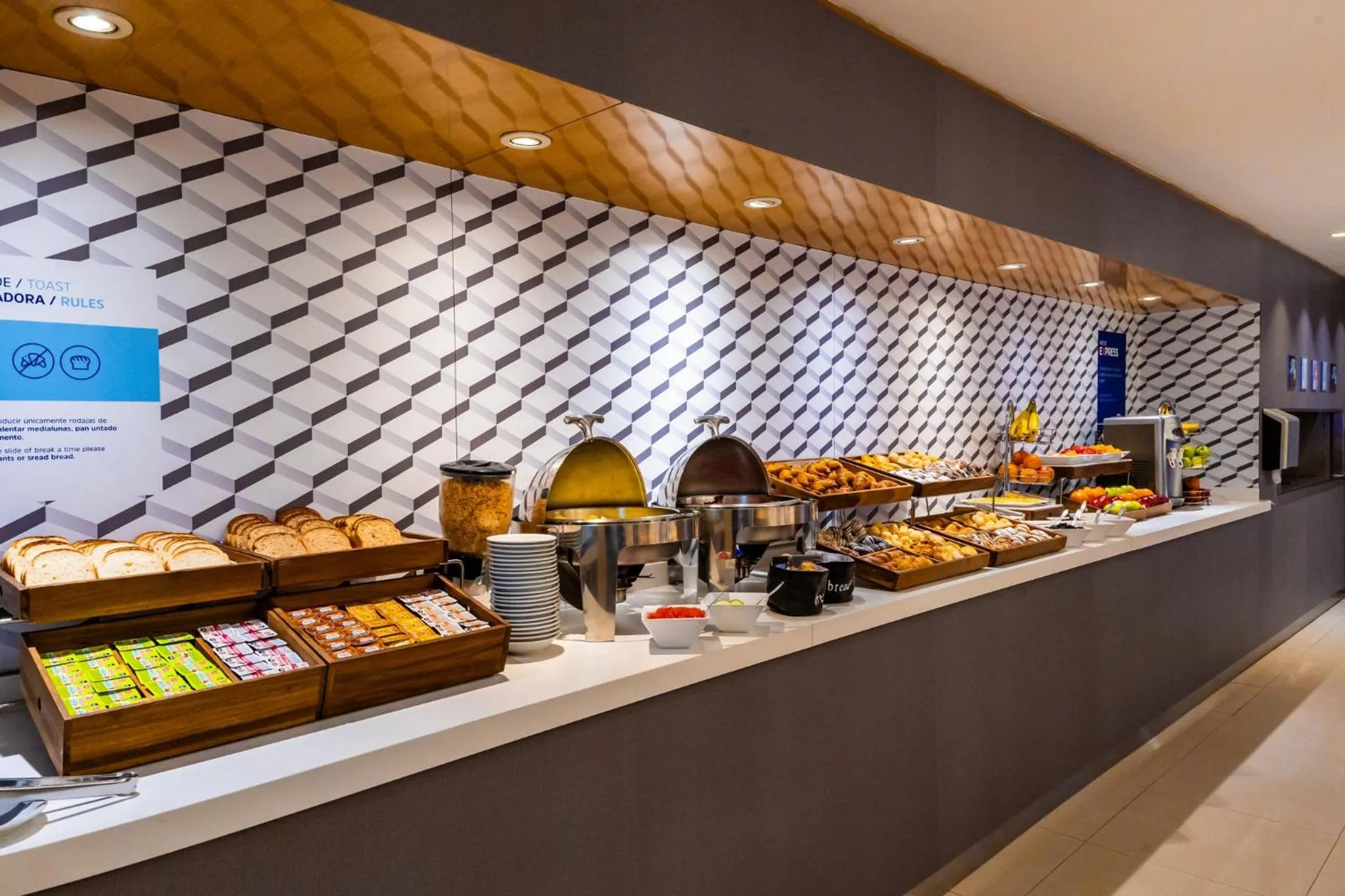 Breakfast in Holiday Inn Express Rosario by IHG