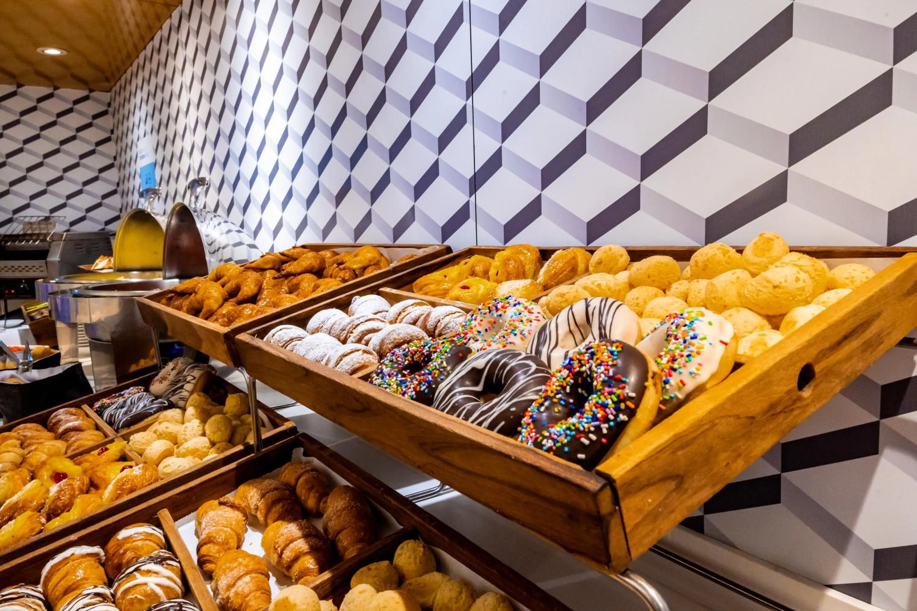 Buffet breakfast in Holiday Inn Express Rosario by IHG