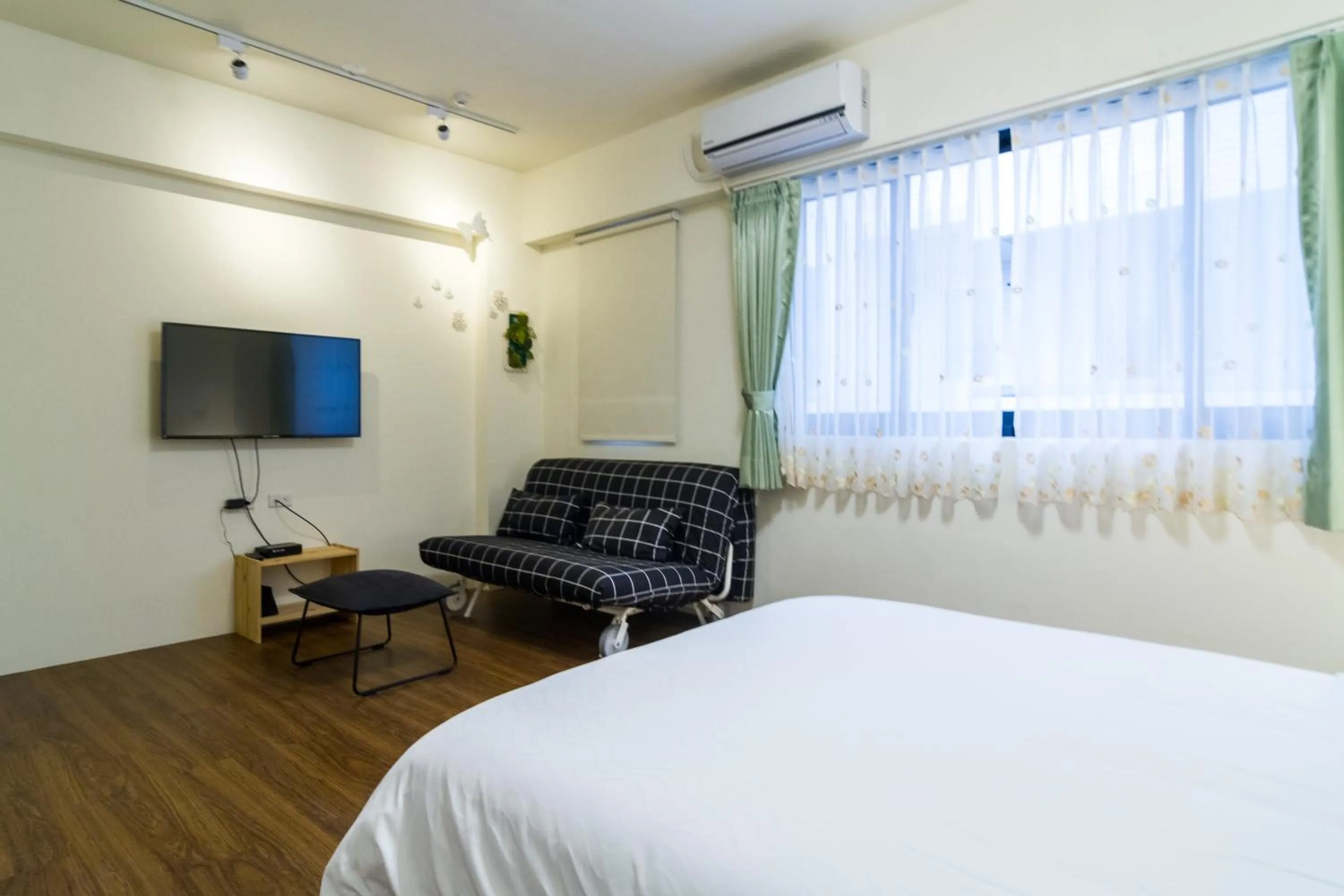 Decorative detail, Bed in Wendy's home Toucheng Mansion B