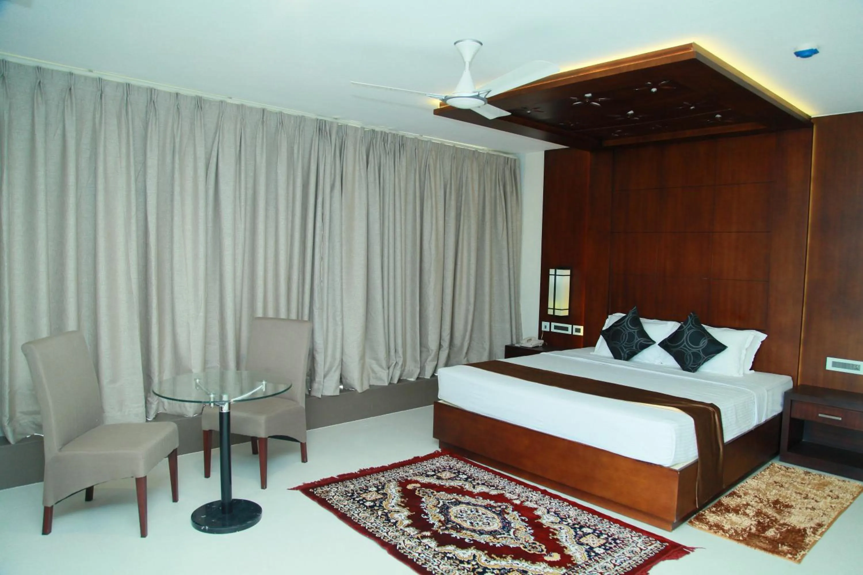 Bedroom, Bed in Vavas Inn & Suites