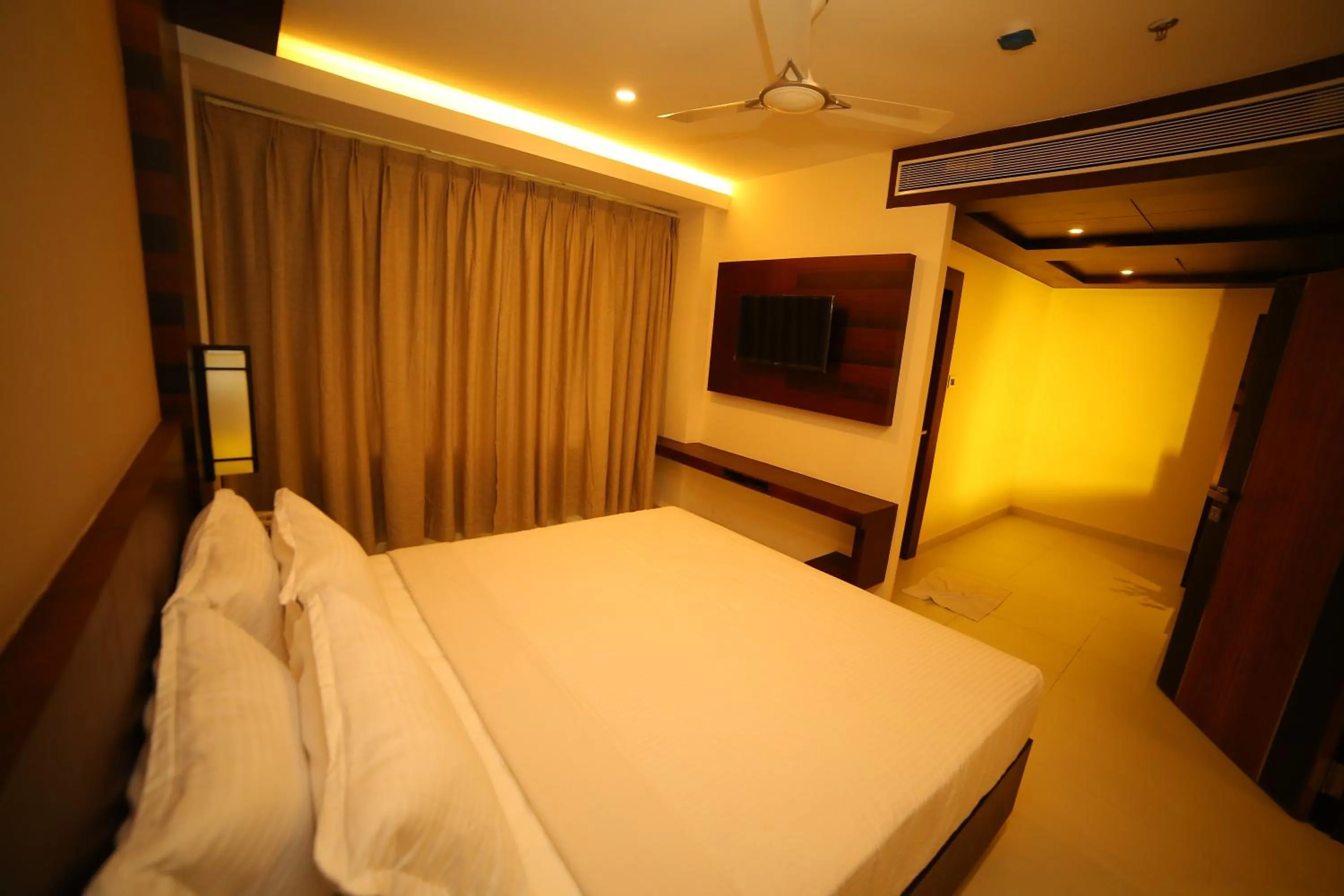 Bedroom, Bed in Vavas Inn & Suites